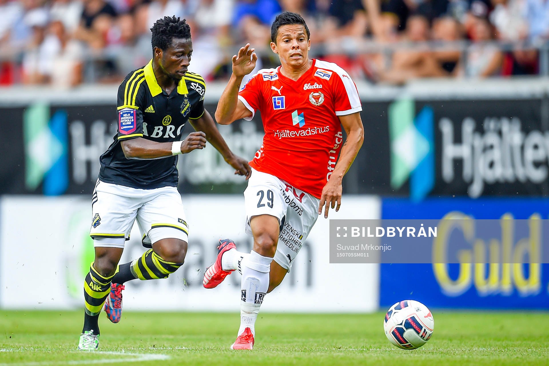 s Ebenezer Ofori och Kalmars Romário Pereira Sipião