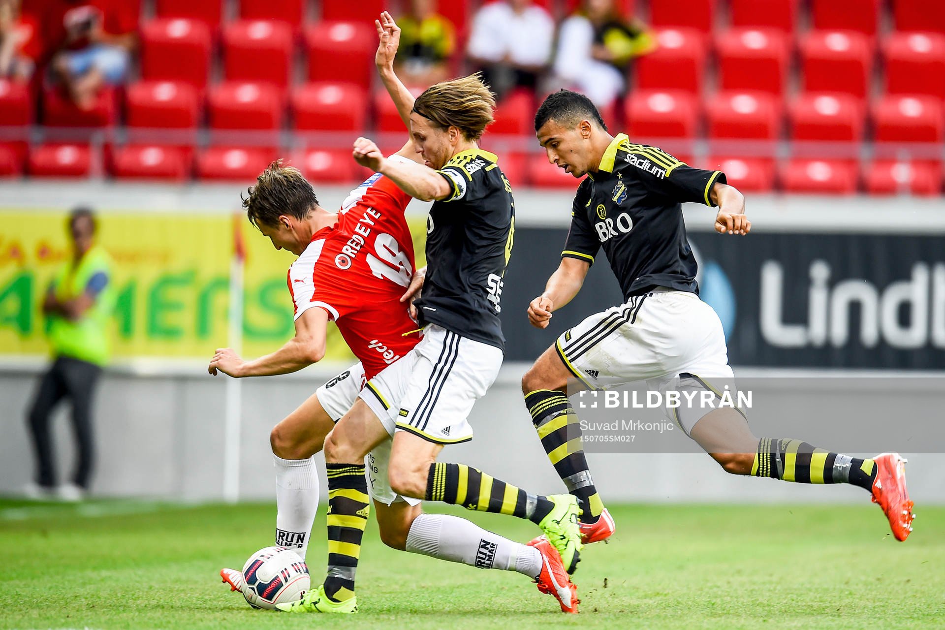 Kalmars Tor Øyvind Hovda i kamp med AIK:s Nils-Eric Johansson och Nabil Bahoui under fotbollsmatchen i Allsvenskan mellan Kalmar och AIK den 5 juli 2015 i Kalmar.