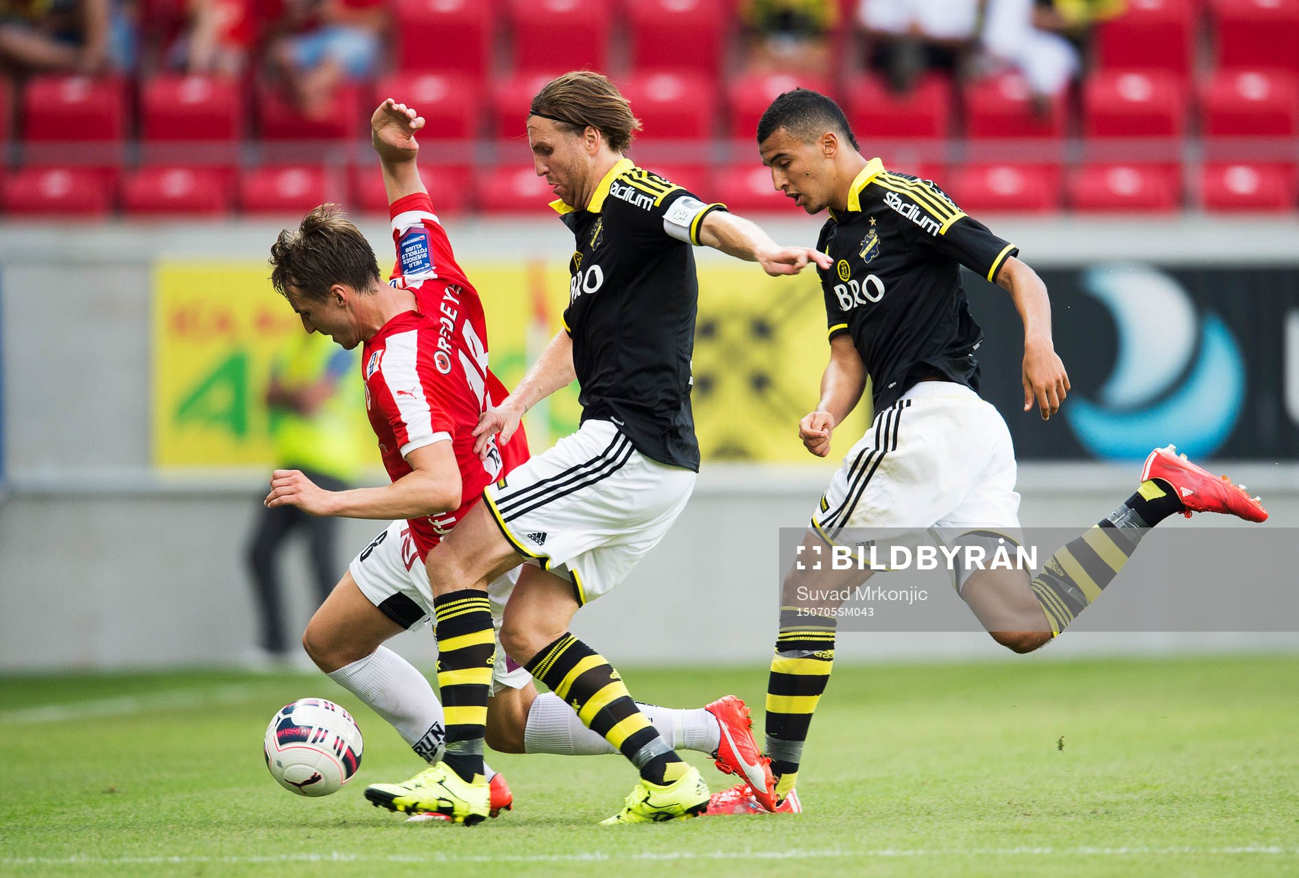 Kalmars Tor Øyvind Hovda och AIK:s Nils-Eric Johansson och Nabil Bahoui under fotbollsmatchen i Allsvenskan mellan Kalmar och AIK den 5 juli 2015 i Kalmar.