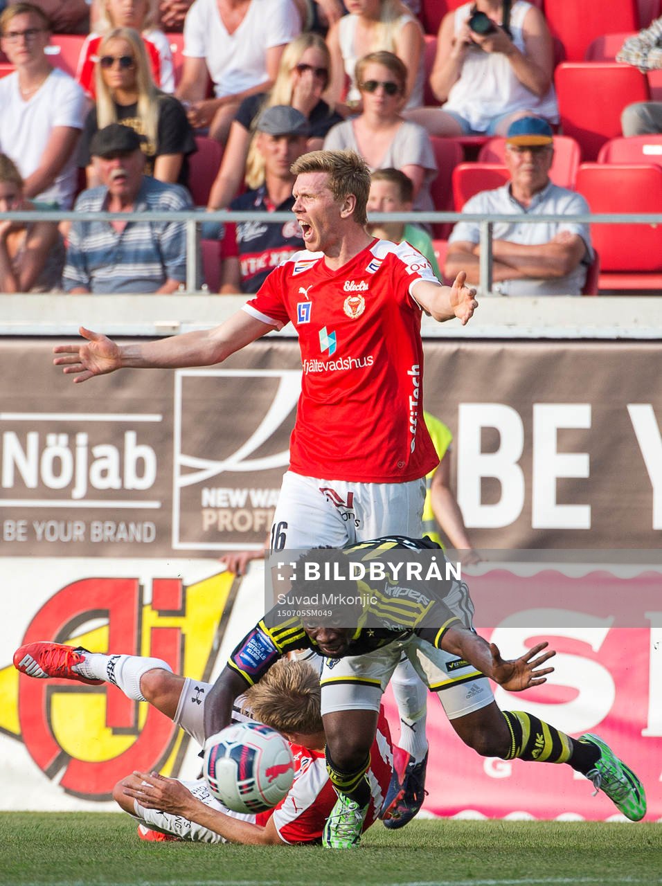 s Ebenezer Ofori i kamp om bollen. I bakgrunden Kalmars