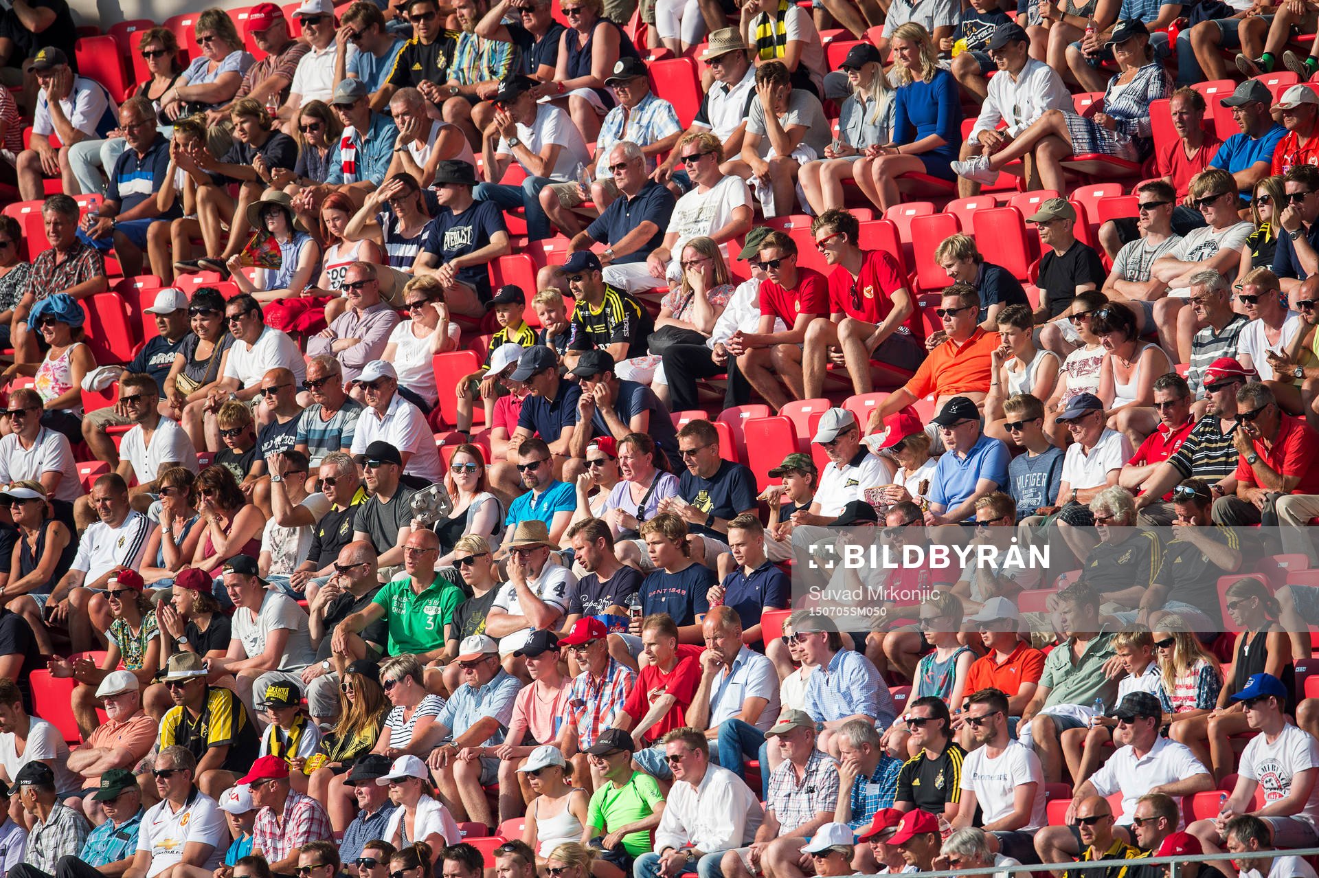Publiken på ett sommarvarmt Guldfågeln Arena