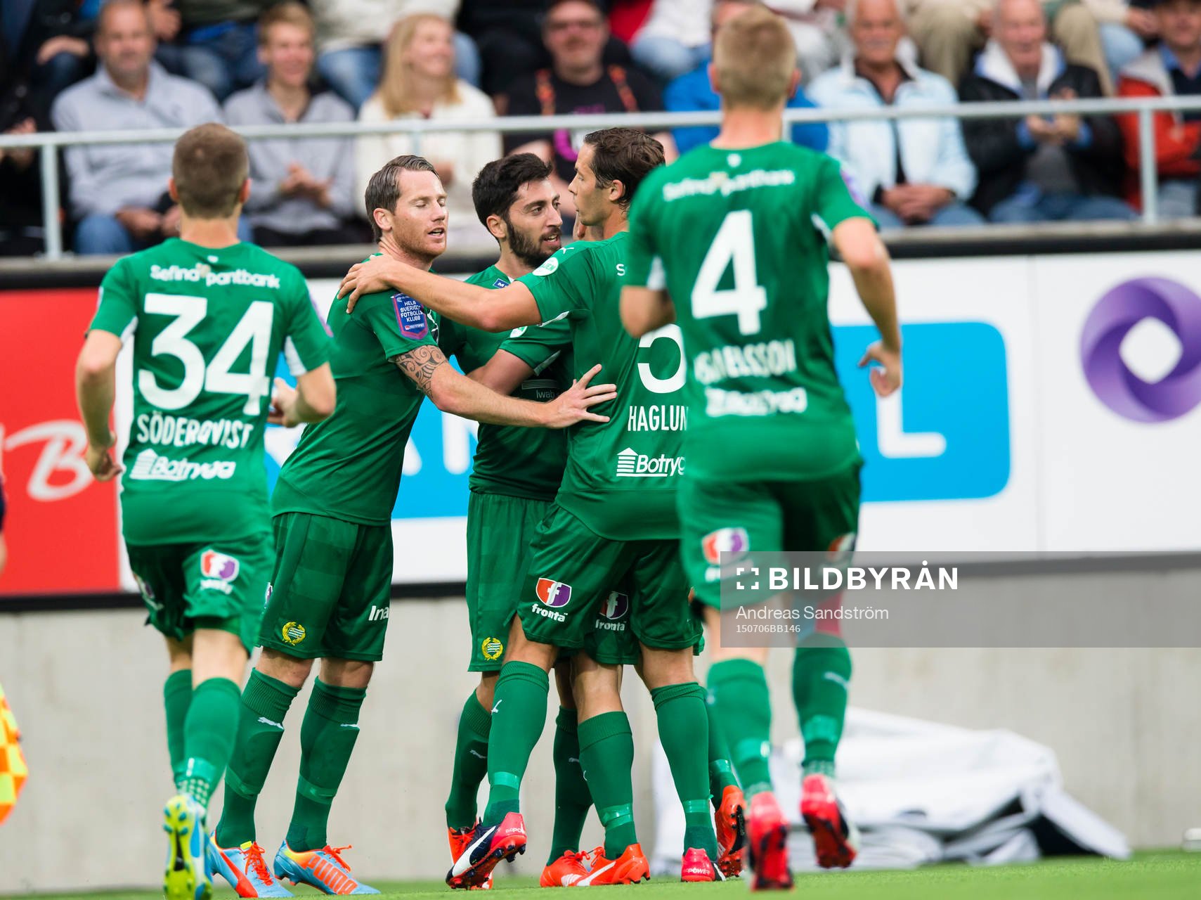 Hammarbys Nahir Besara gör 1-1 kvitteringen och gratuleras