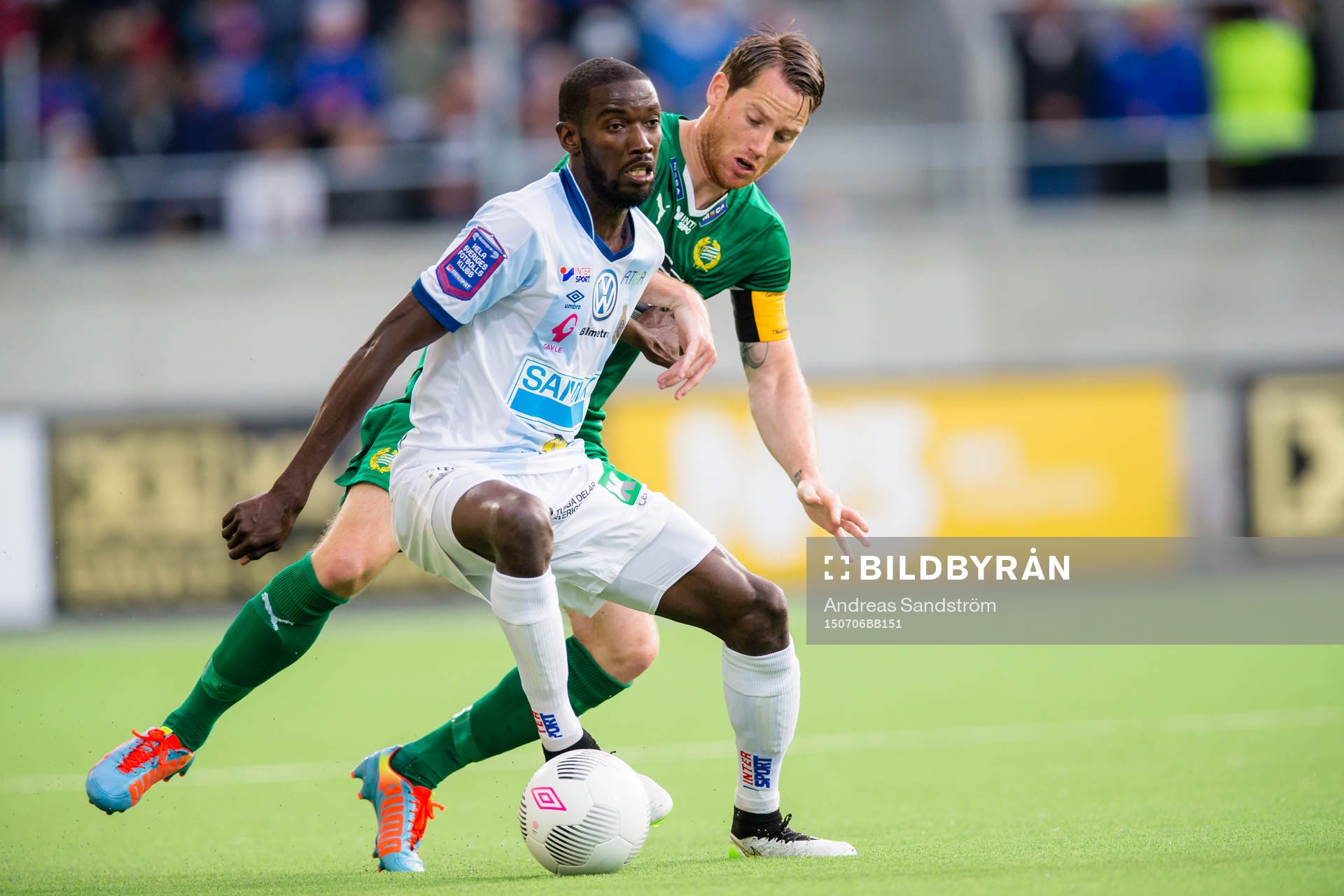 Hammarbys Johan Persson i kamp om bollen med Gefles Dioh