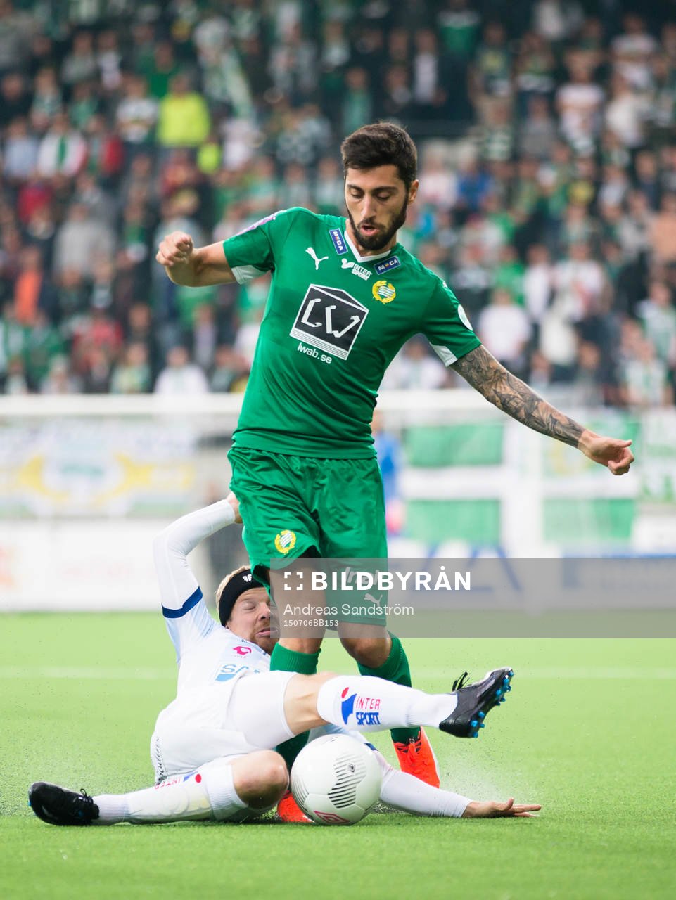 Hammarbys Nahir Besara i kamp om bollen med Gefles Jonas