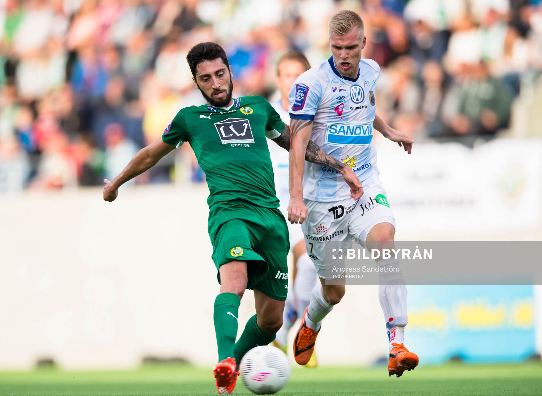 Hammarbys Nahir Besara i kamp om bollen med Gefles Robin