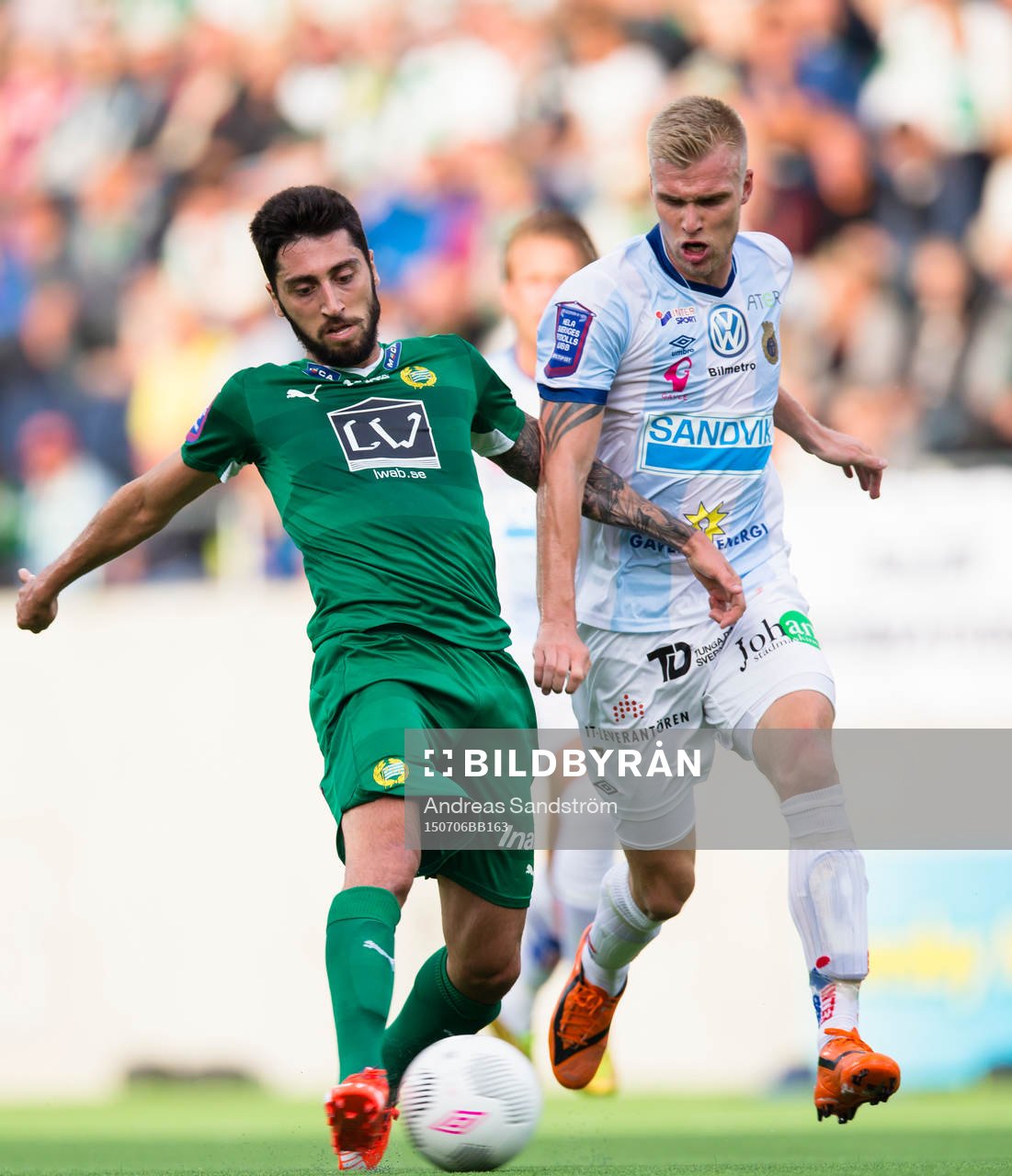 Hammarbys Nahir Besara i kamp om bollen med Gefles Robin Nilsson under fotbollsmatchen i Allsvenskan mellan Gefle och Hammarby den 6 Juli 2015 i Gävle.