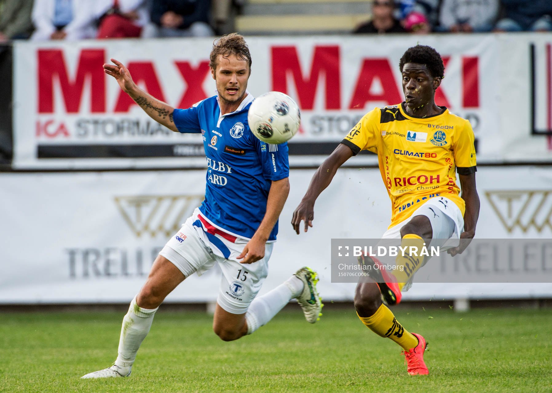 Närkamp mellan Lunds Elie Mukanga och Trelleborgs Martin