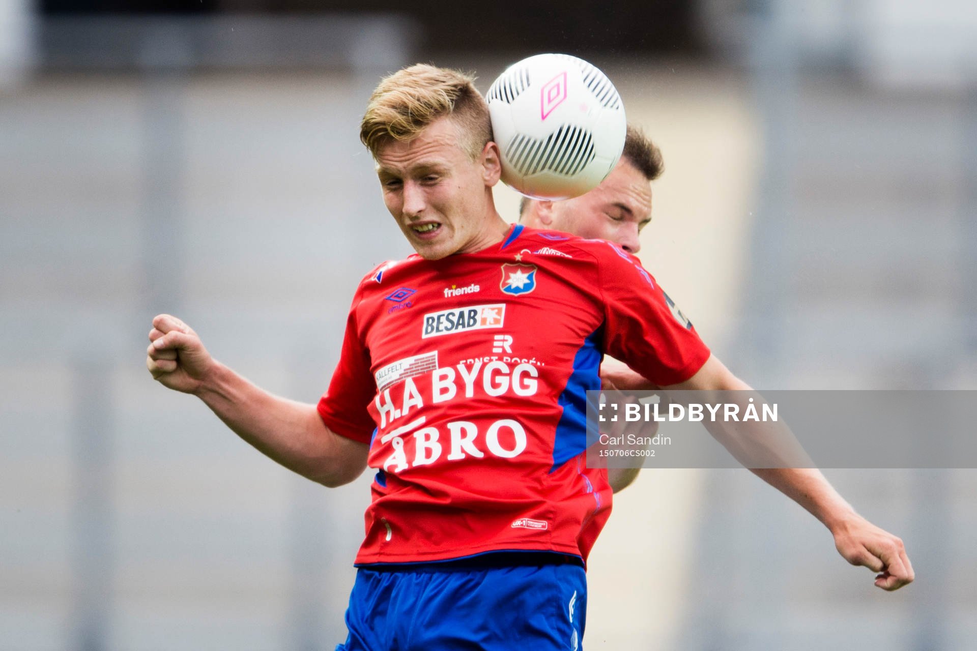 Örgrytes Sebastian Olsson nickar bollen