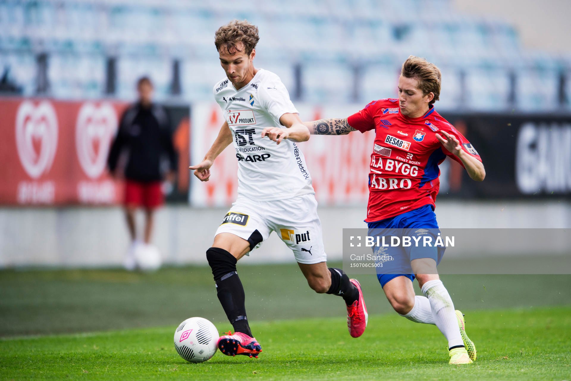 Östers Alexander Henningsson jagas av Örgrytes Andreas