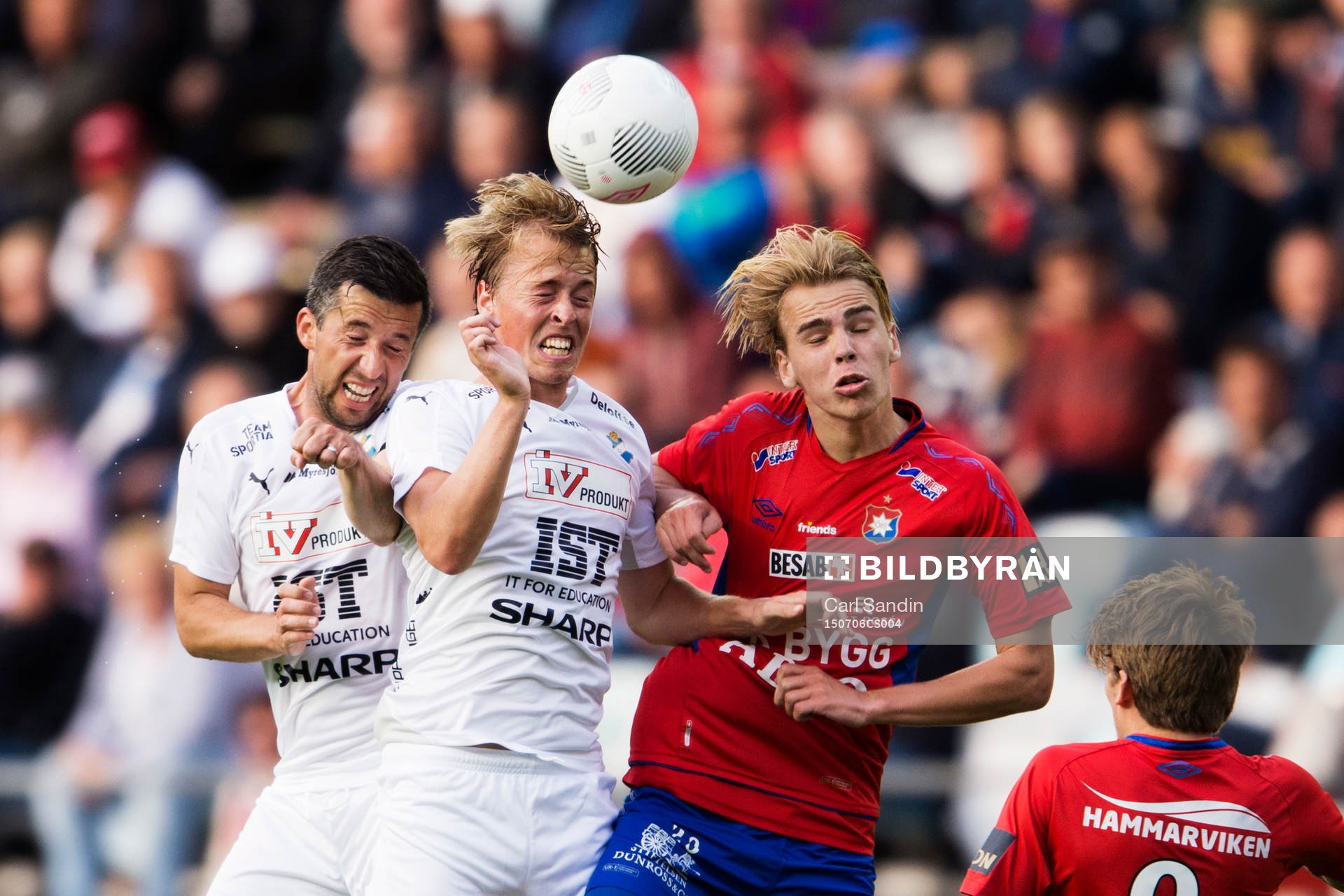 Östers Denis Velic och Robin Strömberg i nickduell med