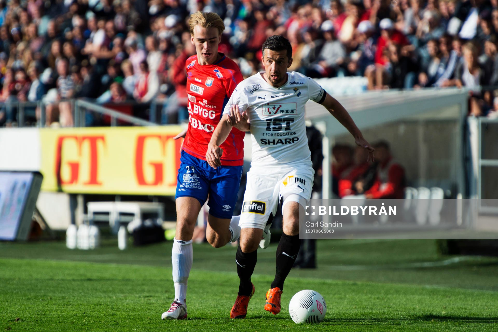 Örgrytes Anton Henriksson jagar Östers Denis Velic