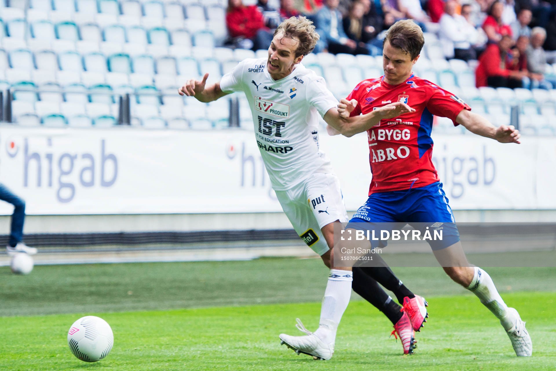 Östers Alexander Henningsson tacklas av Örgrytes Hannes