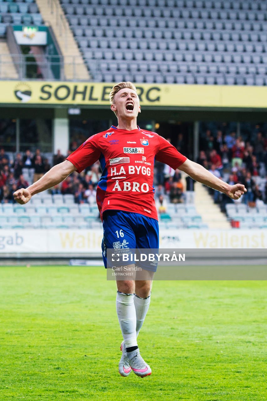 Örgrytes Sebastian Olsson jublar