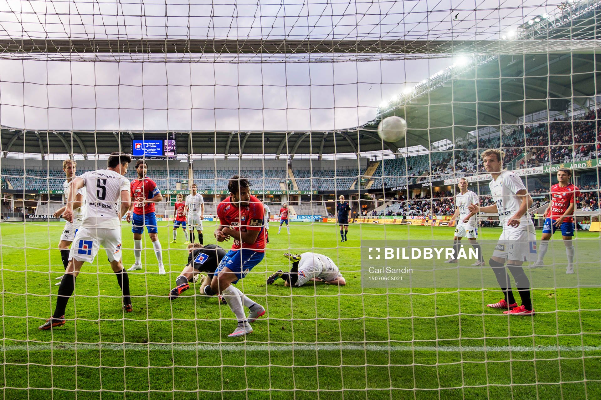 Örgrytes Sebastian Olsson skjuter bollen till 1-0