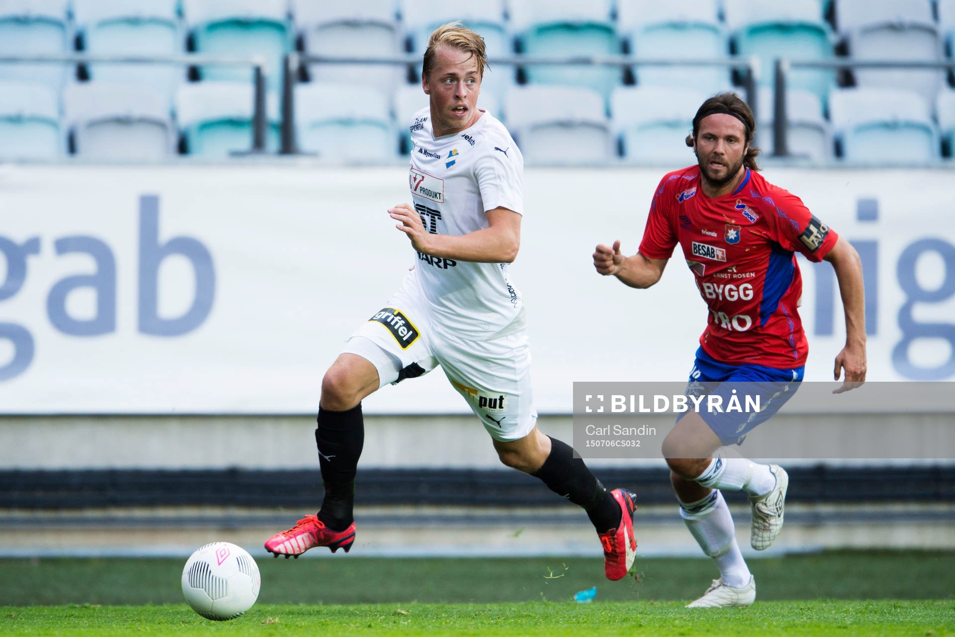 Östers Robin Strömberg jagas av Örgrytes Hampus Bohman