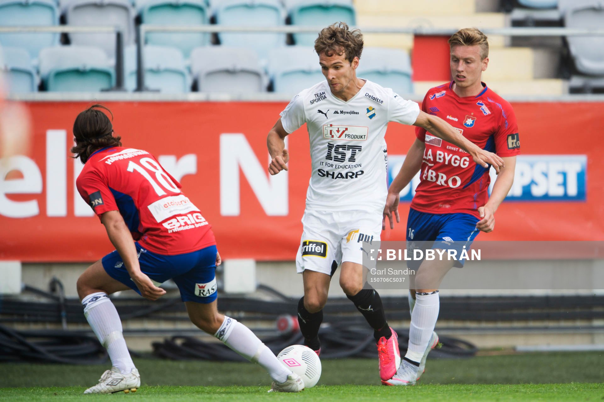 Östers Alexander Henningsson jagas av Örgrytes Sebastian