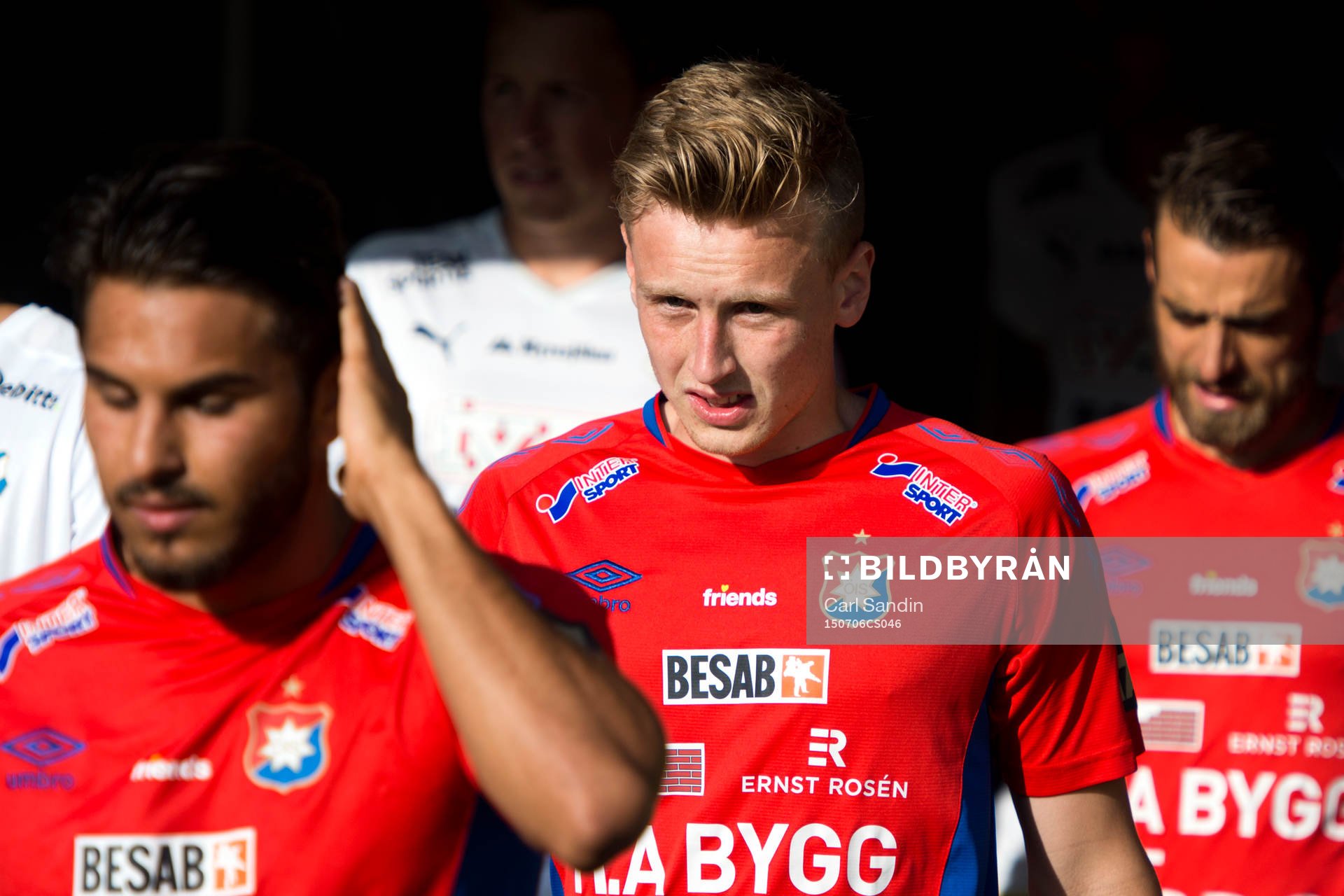 Örgrytes Sebastian Olsson går in på planen innan