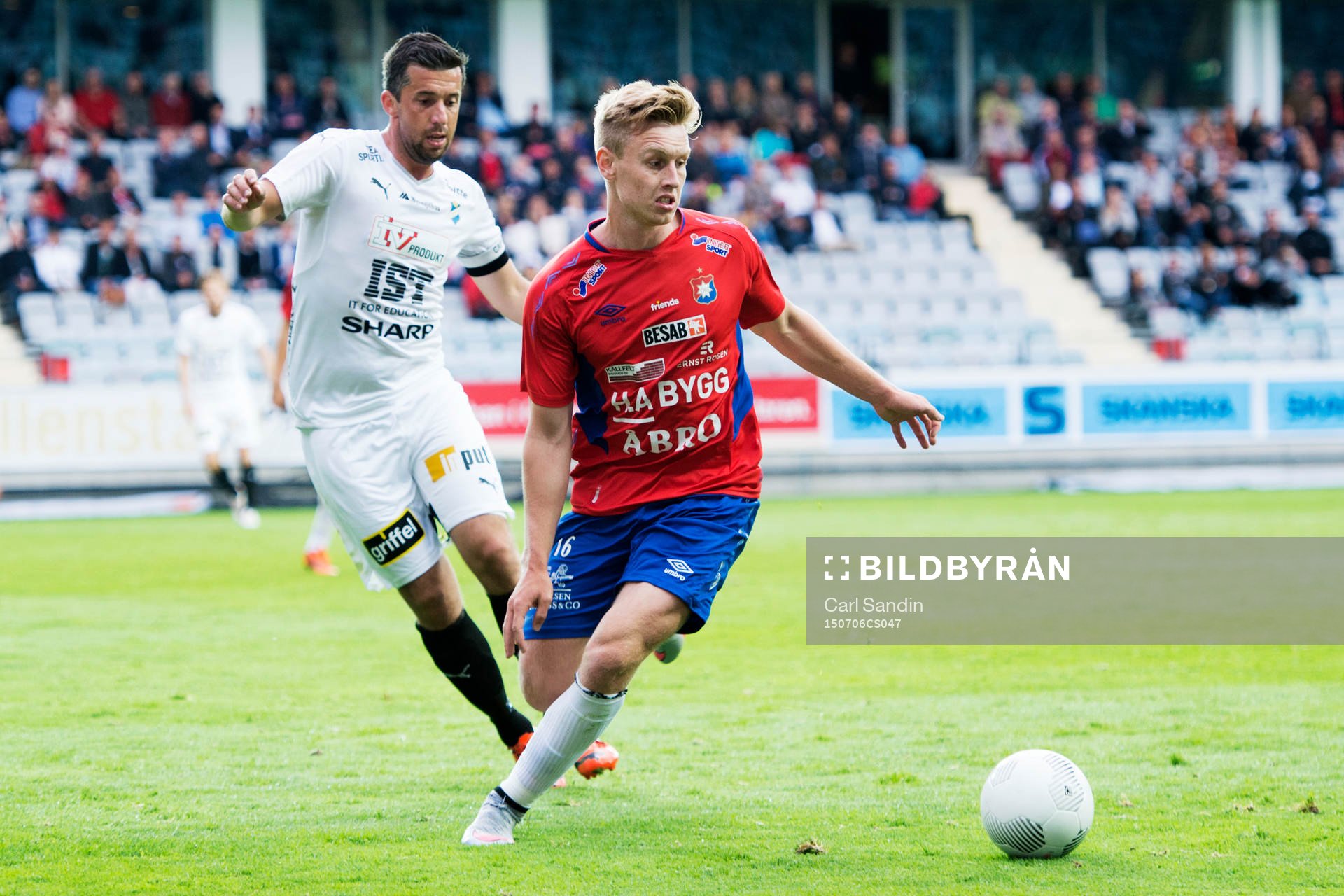 Östers Denis Velic och Örgrytes Sebastian Olsson