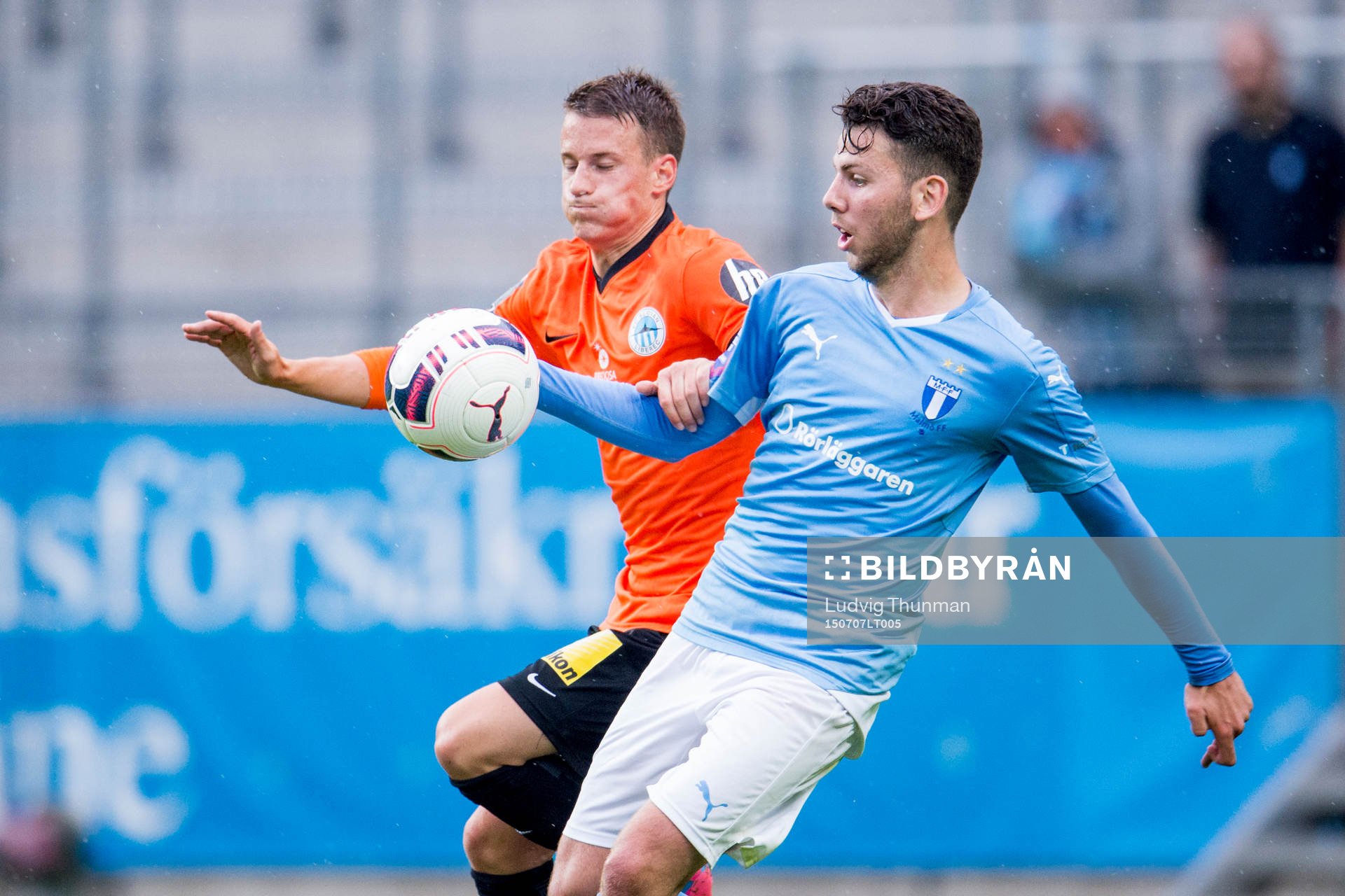 Malmö FFs Erdal Rakip i en duell uunder träningsmatchen i
