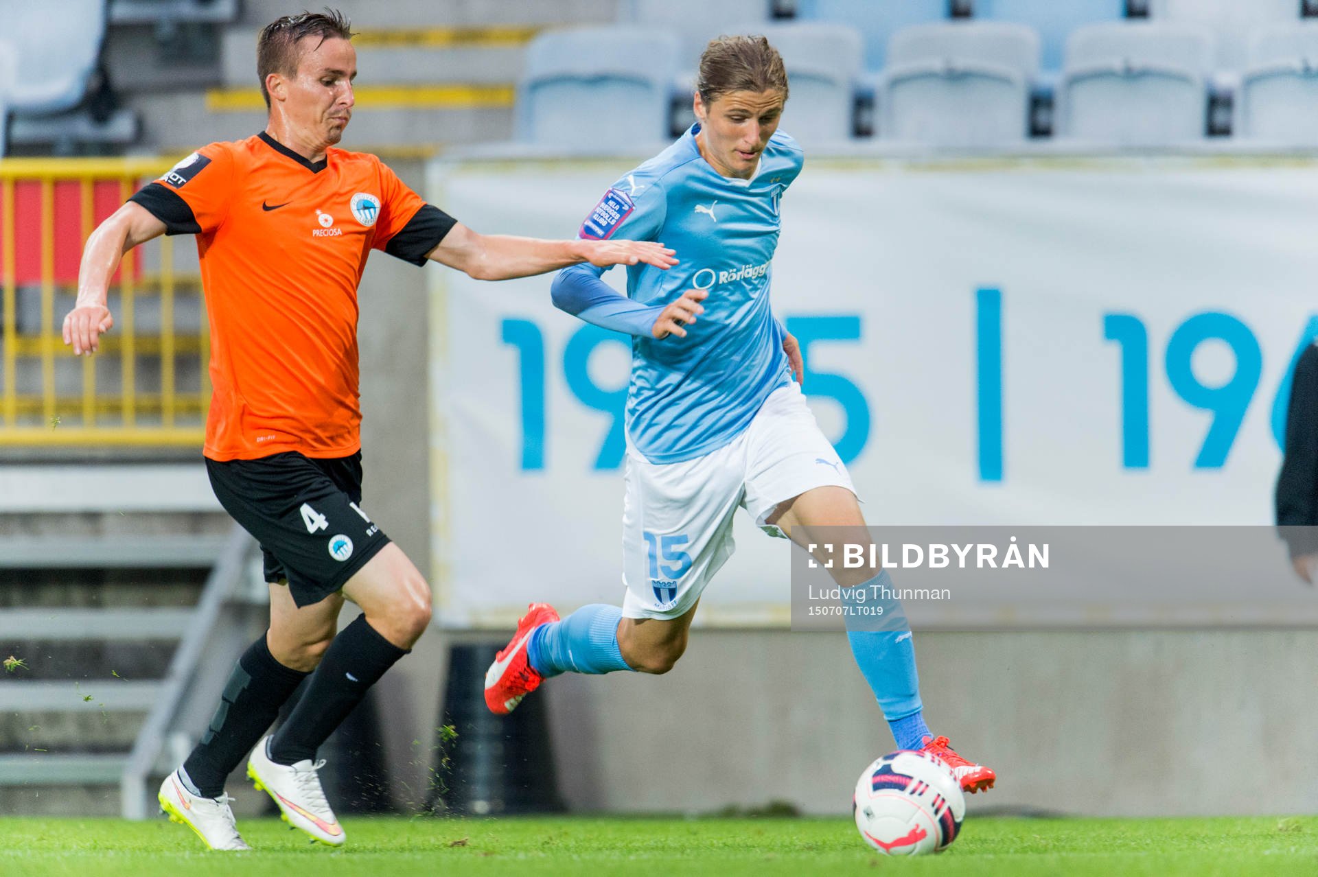 Malmö FFs Pawel Cibicki jagas av Slovan Liberec Martin Sus under träningsmatchen i fotboll mellan Malmö FF och Slogan Liberec den 7 juli 2015 i Malmö.