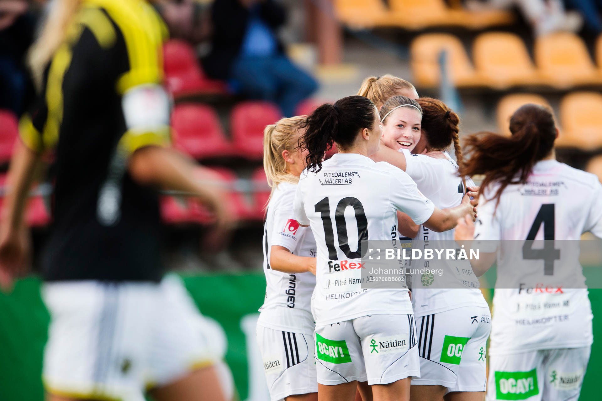 Piteås spelare jublar och kramar om Pauline Hammarlund efter att hon har gjort 0-1 under fotbollsmatchen i Damallsvenskan mellan AIK och Piteå den 7 juli 2015 i Stockholm.