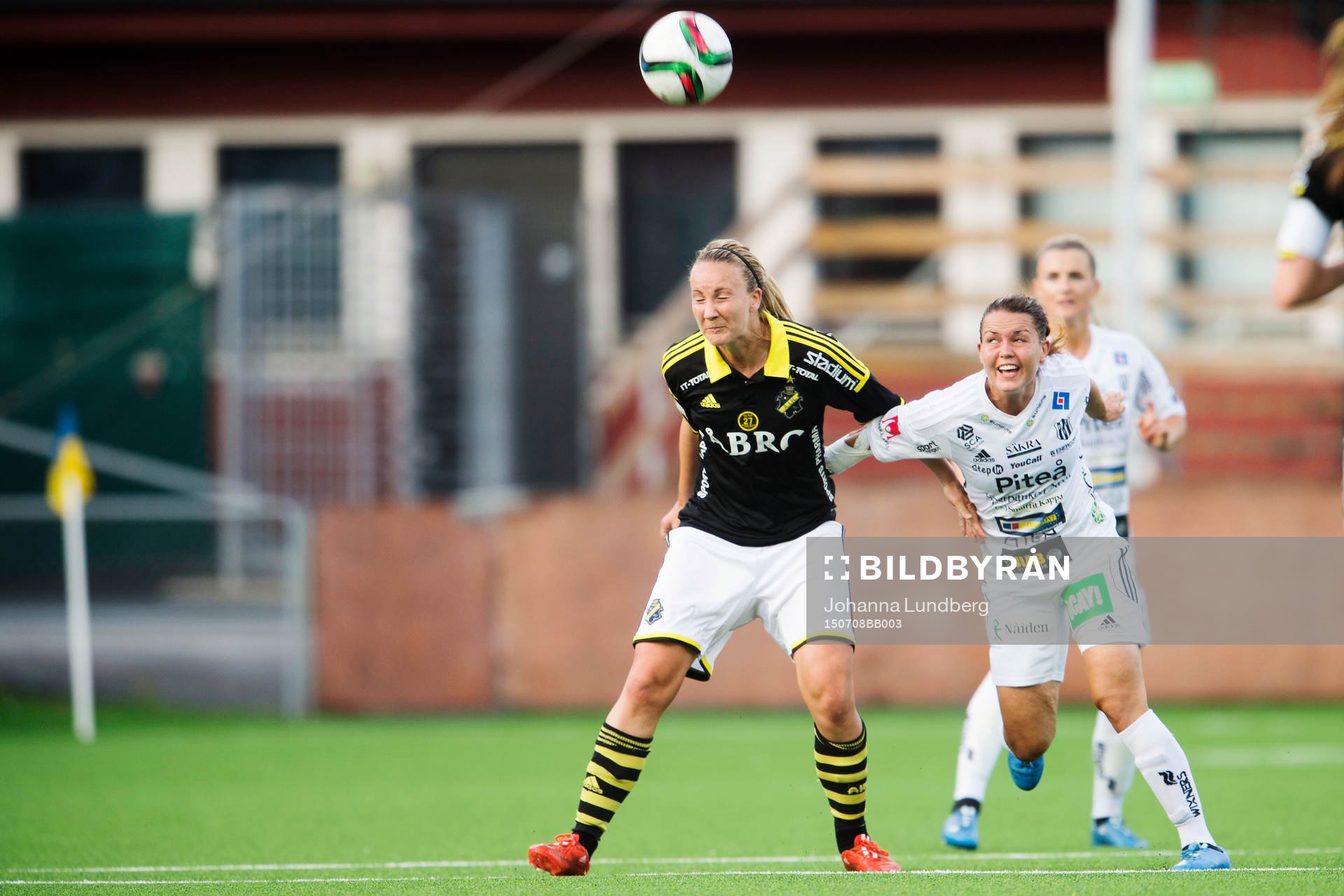 AIKs Emma Lundh och Piteås Emilia Appelqvist