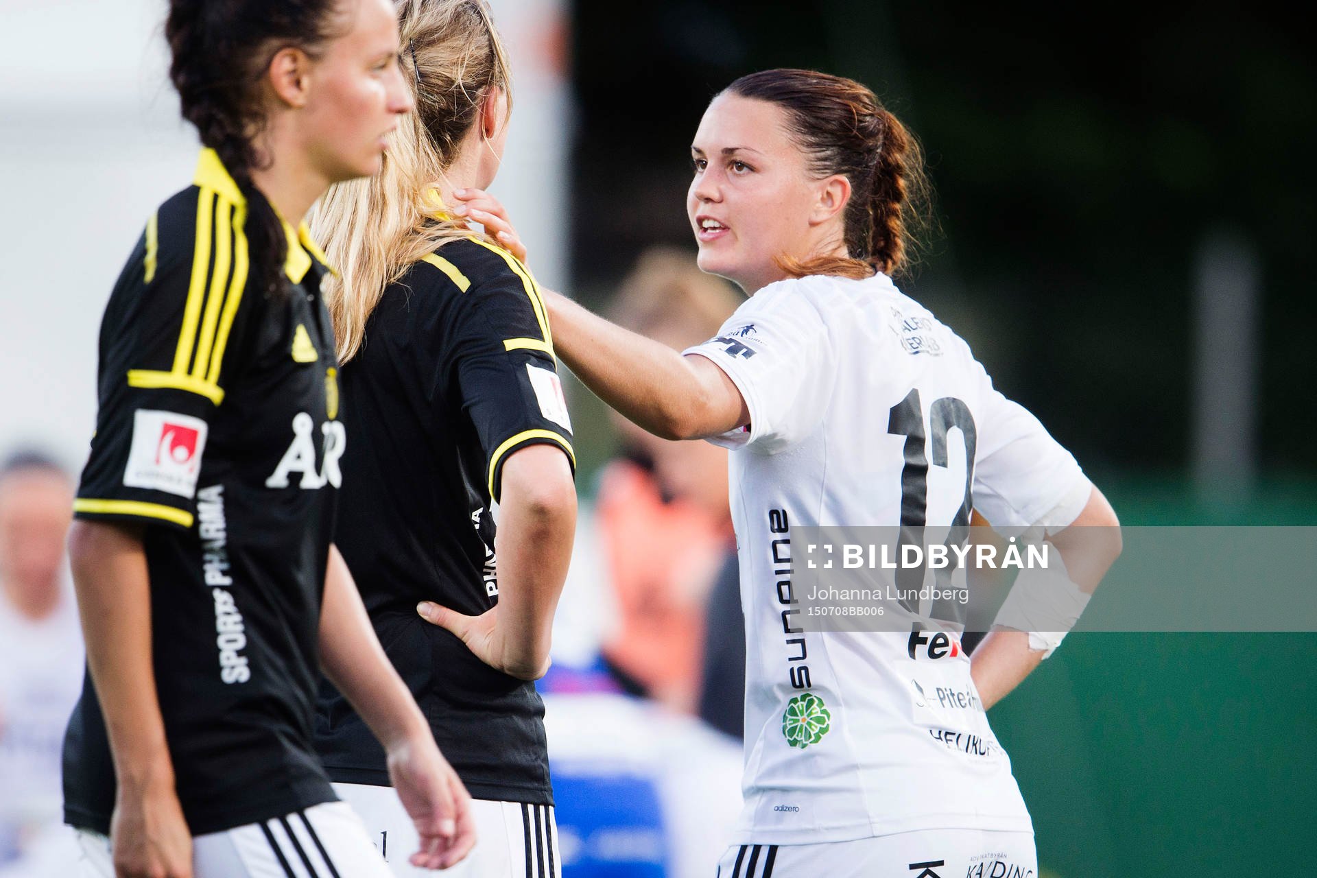 Piteås Emilia Appelqvist klappar om AIKs Emma Lundh