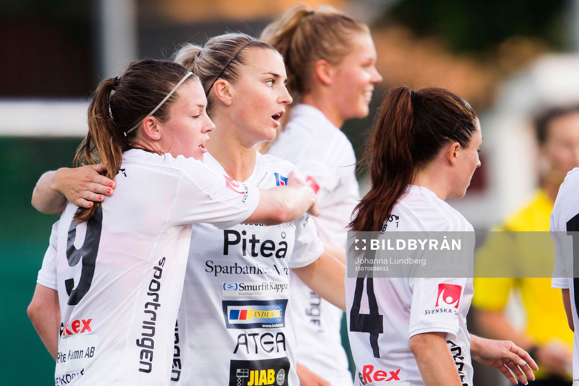 Piteås spelare jublar efter att Pauline Hammarlund (tv) gjort 0-2 under fotbollsmatchen i Damallsvenskan mellan AIK och Piteå den 7 juli 2015 i Stockholm.