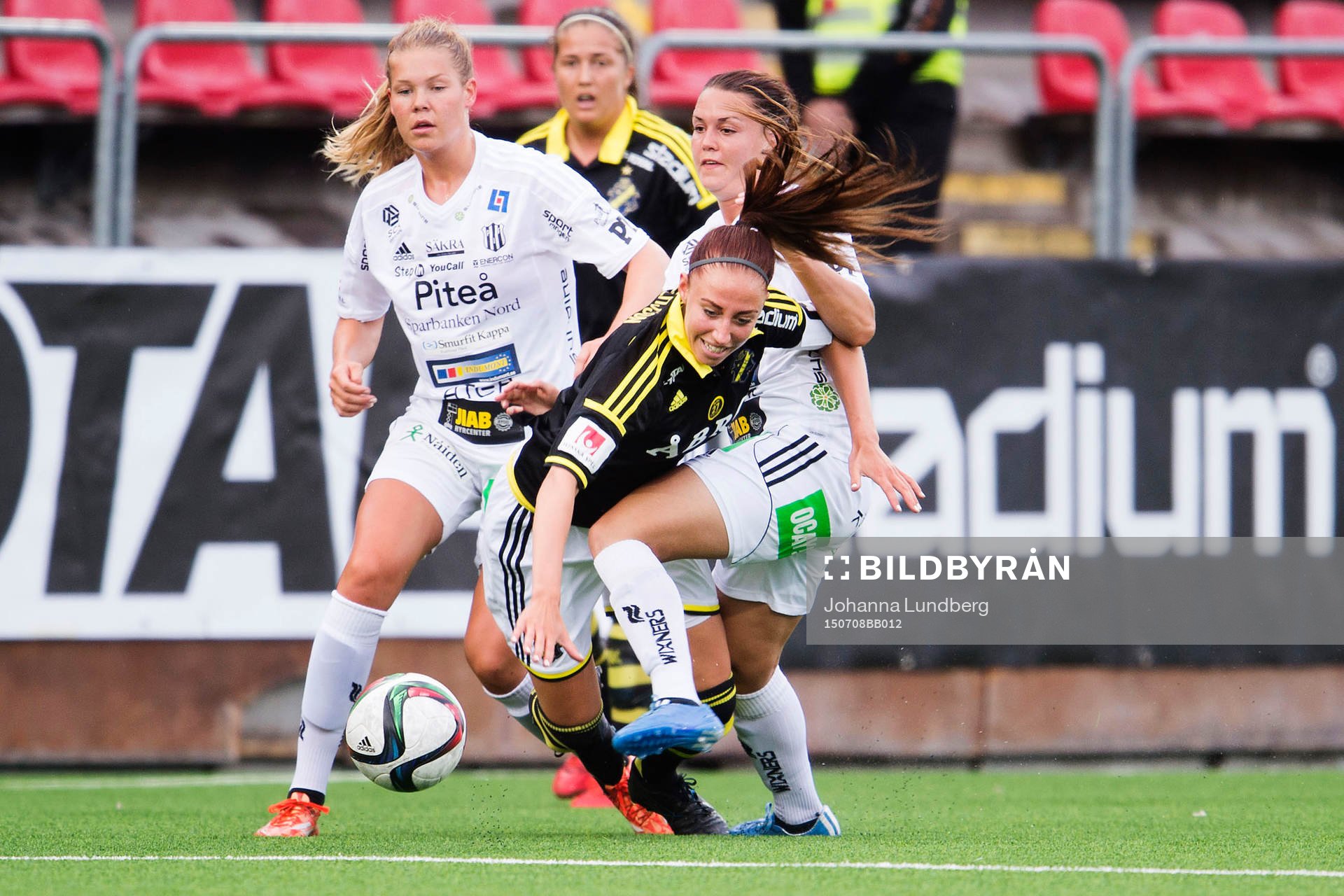 Piteås Emilia Appelqvist och Nina Jakobsson stoppar AIKs