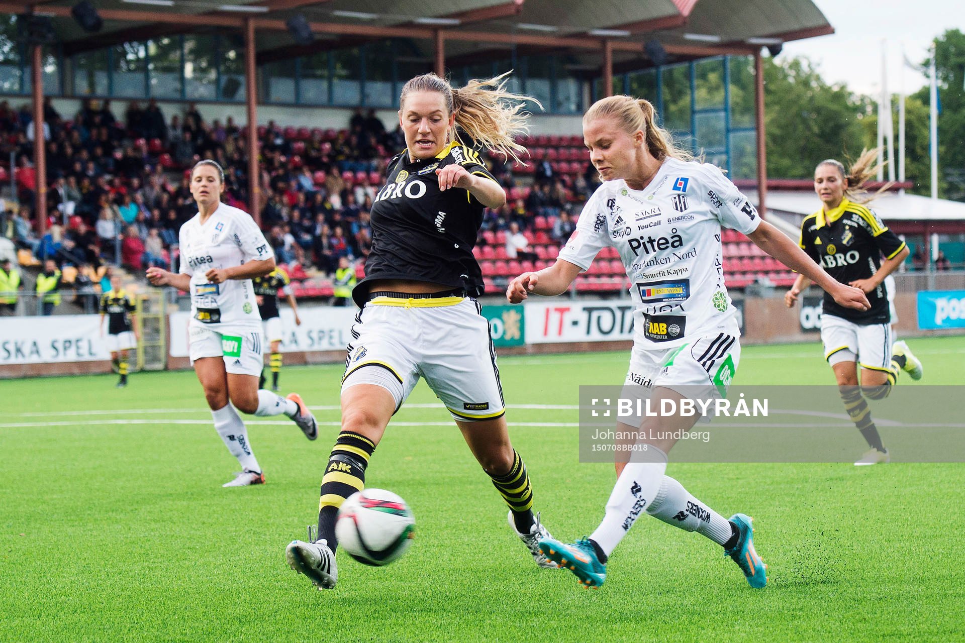 AIKs Jennie Nordin och Piteås Lotta Ökvist