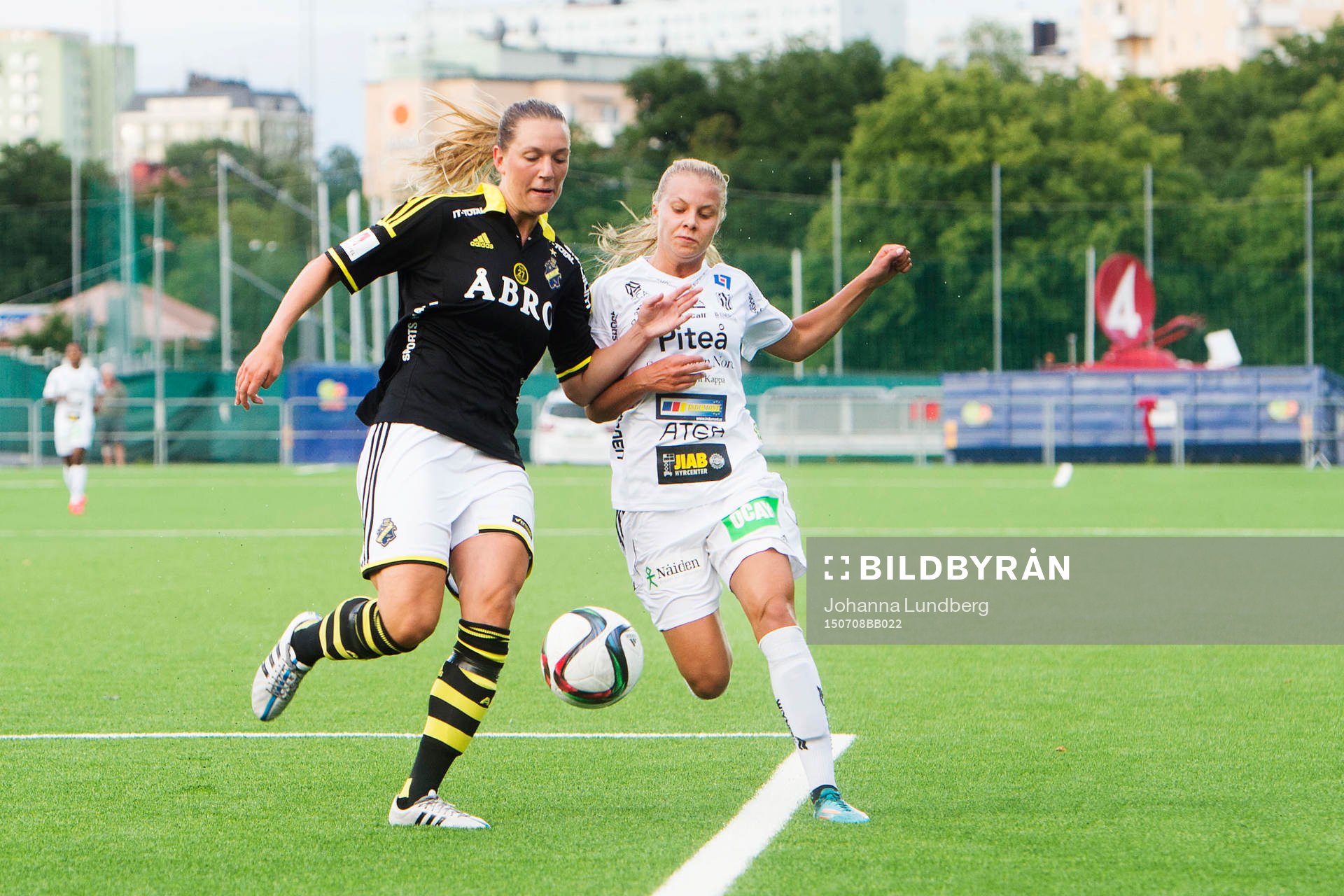 AIKs Jennie Nordin och Piteås Lotta Ökvist