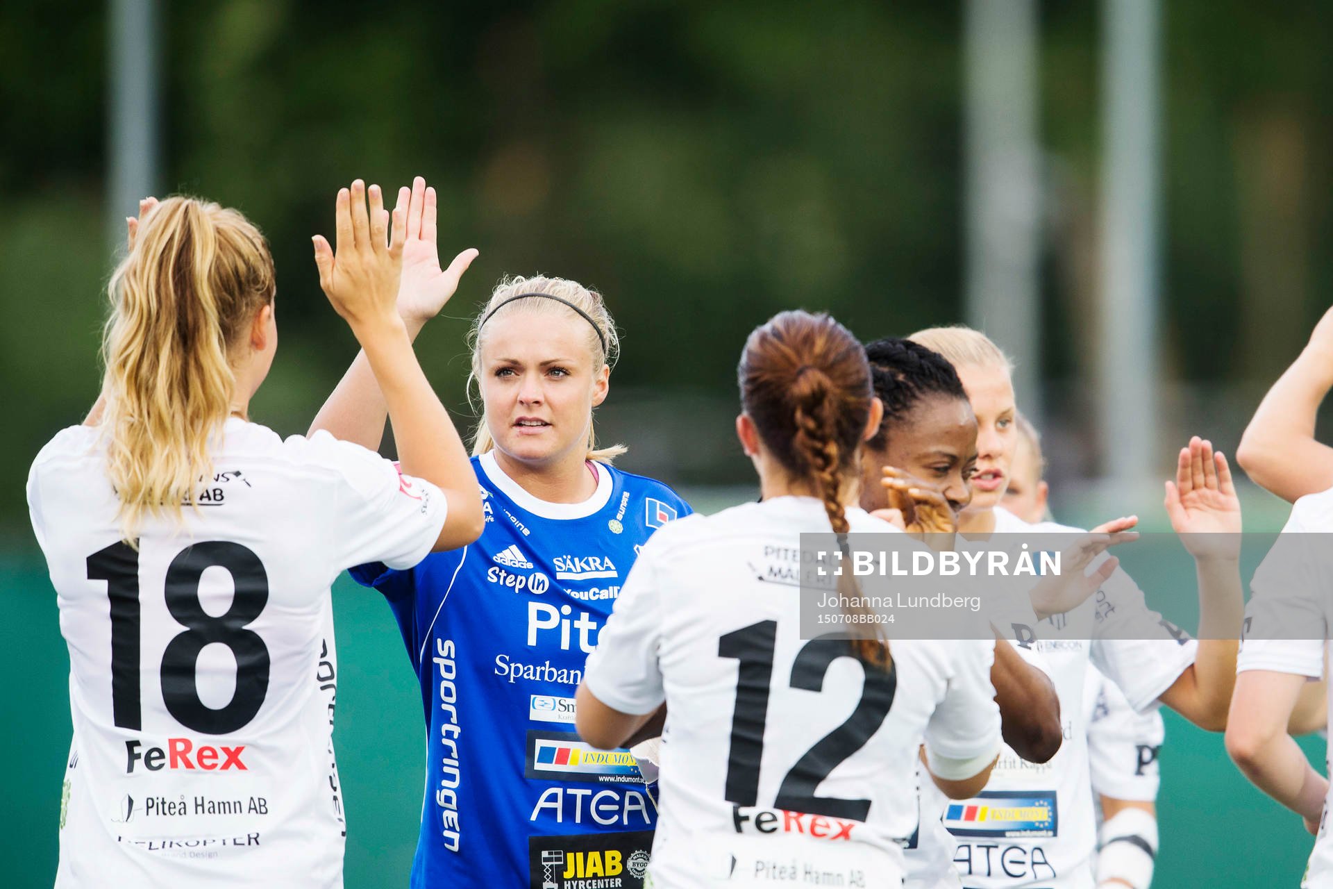Piteås målvakt Hilda Carlén ger Nina Jakobsson en high
