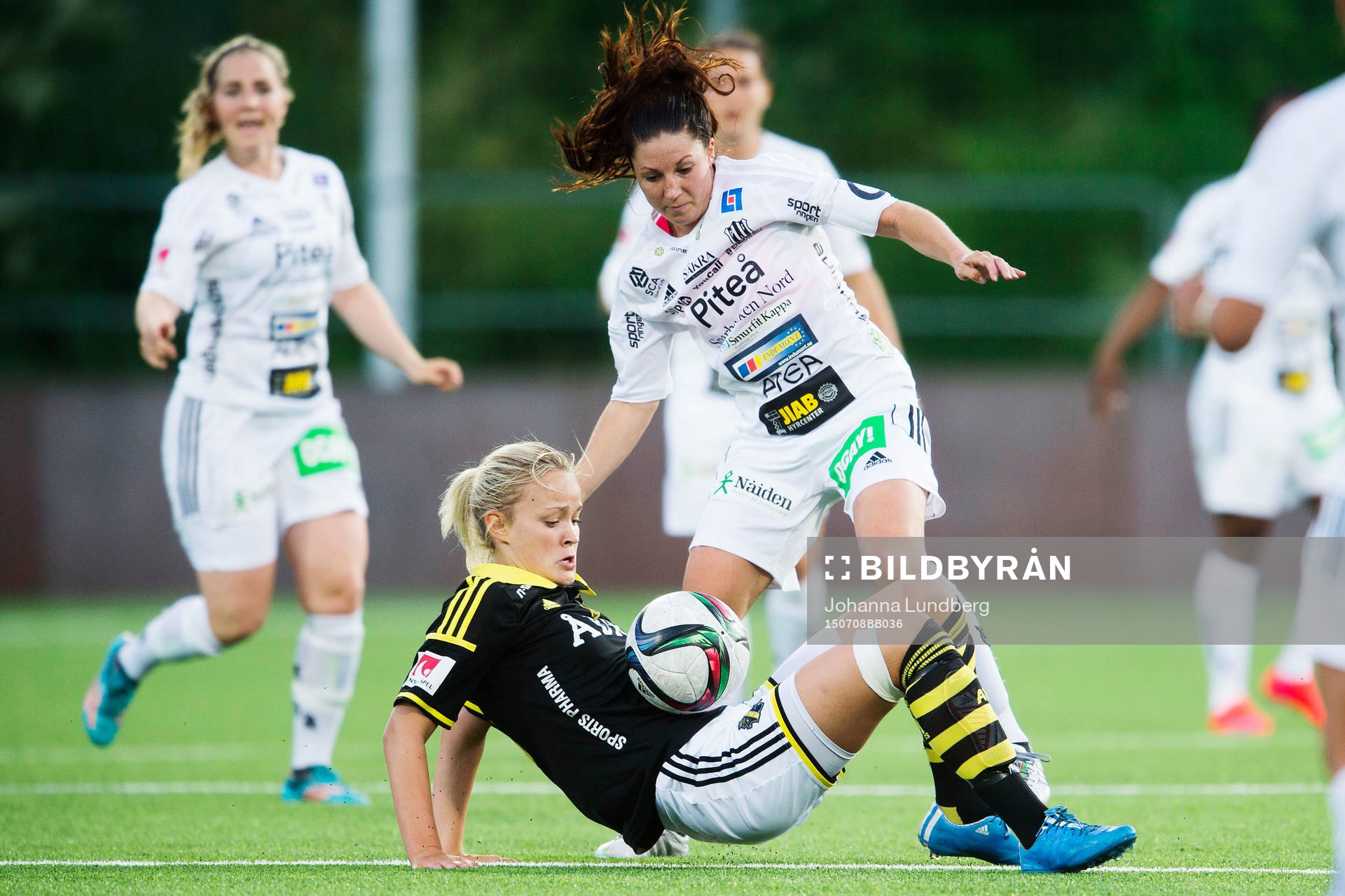 AIKs Evelina Finndell och Piteås Josefin Johansson
