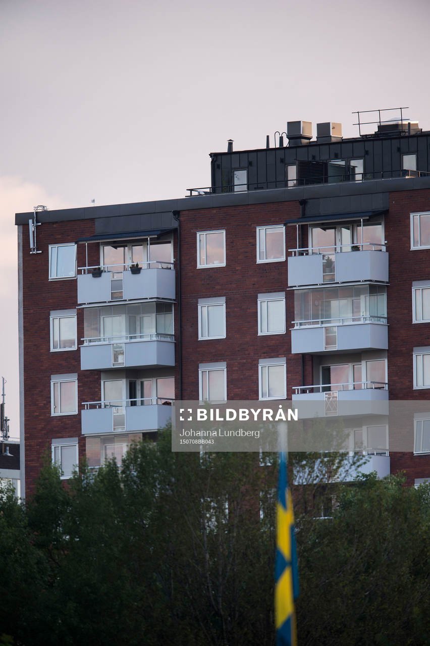 Ett bostadshus och en svensk flagga