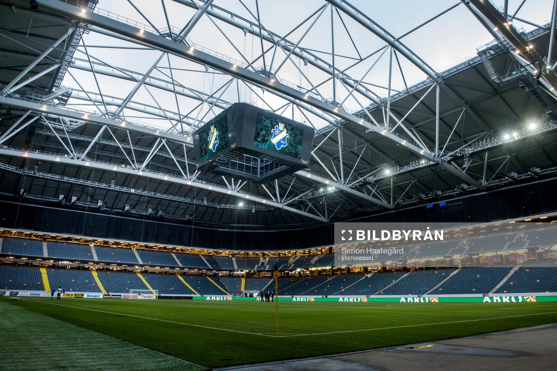 Öppet tak inne på Friends Arena före fotbollsmatchen i