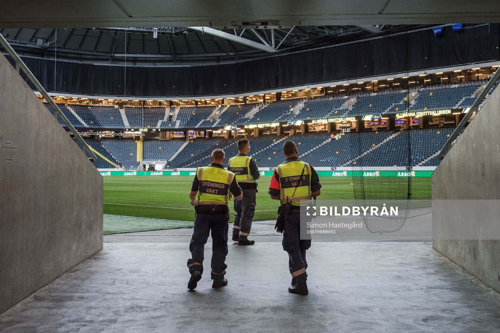 Ordningsvakter inne på Friends Arena före fotbollsmatchen