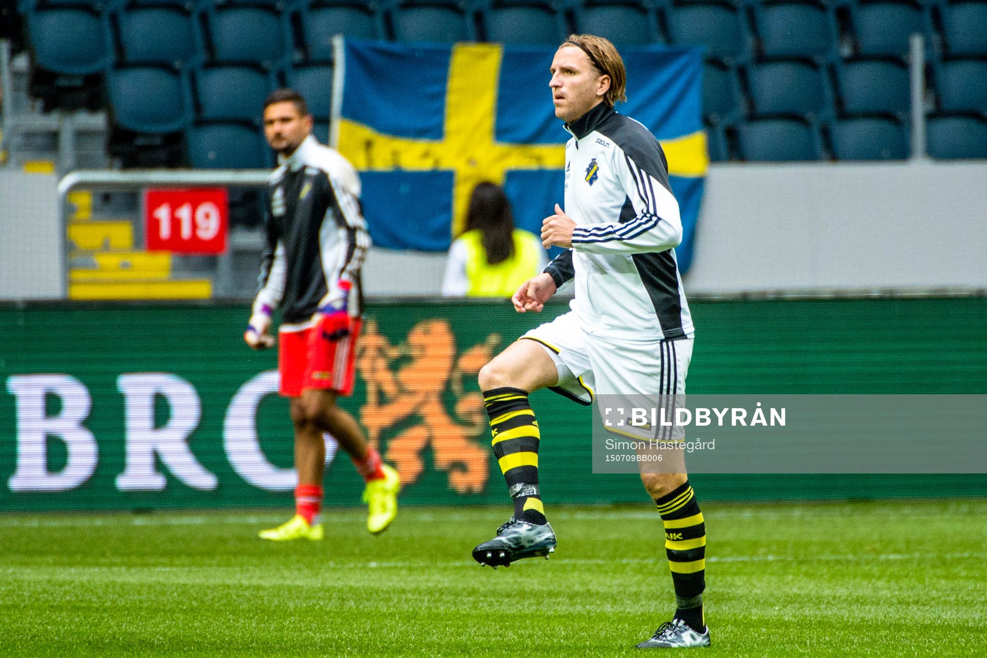s Nils-Eric Johansson värmer upp före fotbollsmatchen i
