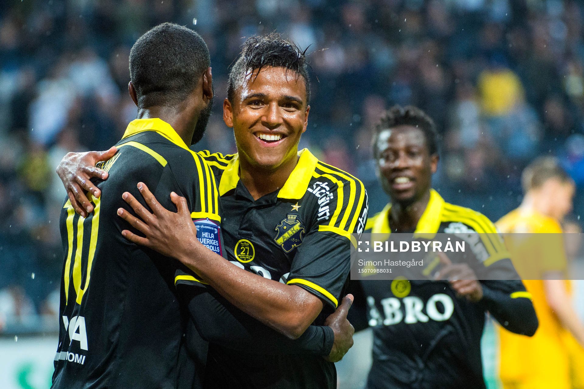 AIK:s Niclas Eliasson firar med Henok Goitom  efter Goitoms 3-0 mål under fotbollsmatchen i Europa League mellan AIK  och VPS Vaasa den 9 juli 2015 i Stockholm.