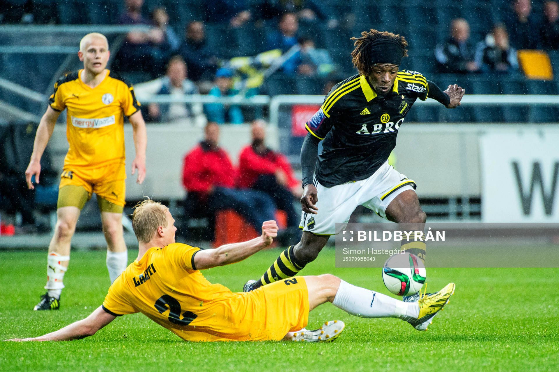 s Timi Lahti försöker blockera AIK:s Mohamed Bangura