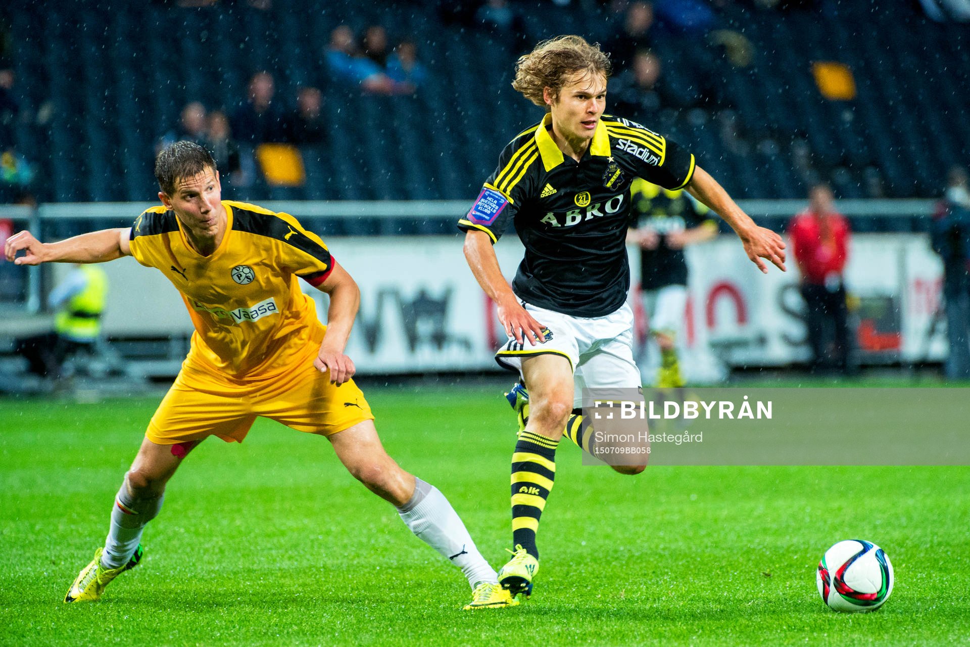 s Ville Koskimaa och AIK:s Sam Lundholm
