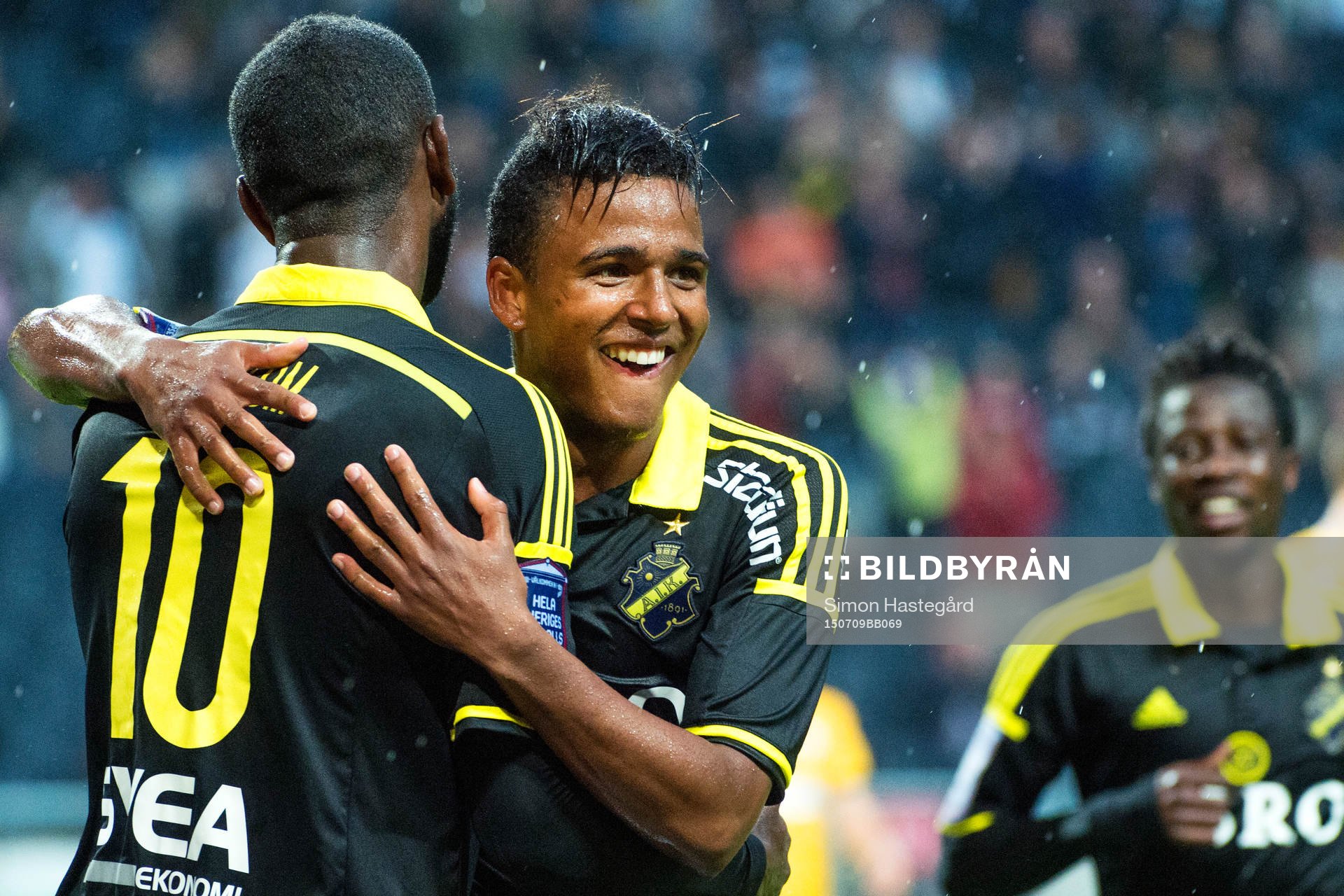 s Niclas Eliasson firar med Henok Goitom