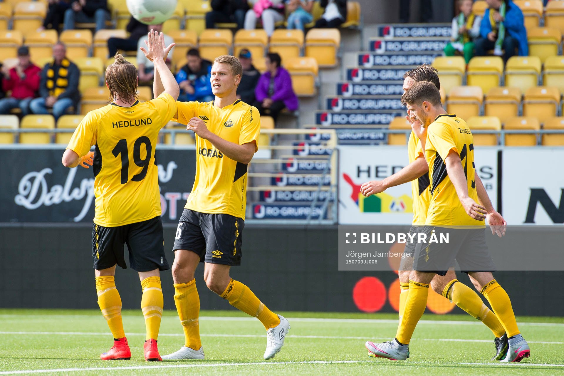 Elfsborgs Viktor Claesson jublar tillsammans med Simon Hedlund (rygg mot kameran efter 2-0 på straff under en fotbollsmatch i Europa League mellan Elfsborg och Lahti den 9 juli 2015 i Borås.