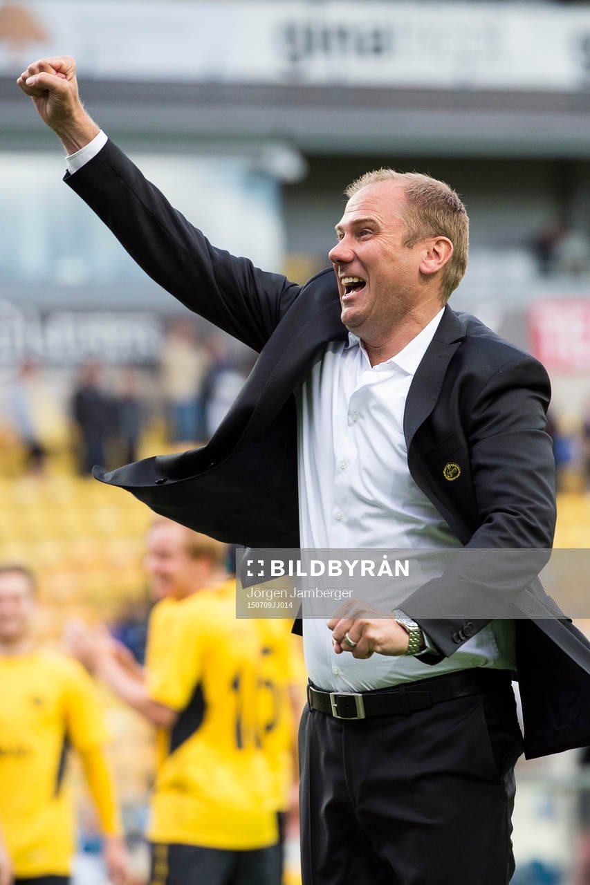 Elfsborgs manager Magnus Haglund jublar efter slutsignalen under en fotbollsmatch i Europa League mellan Elfsborg och Lahti den 9 juli 2015 i Borås.