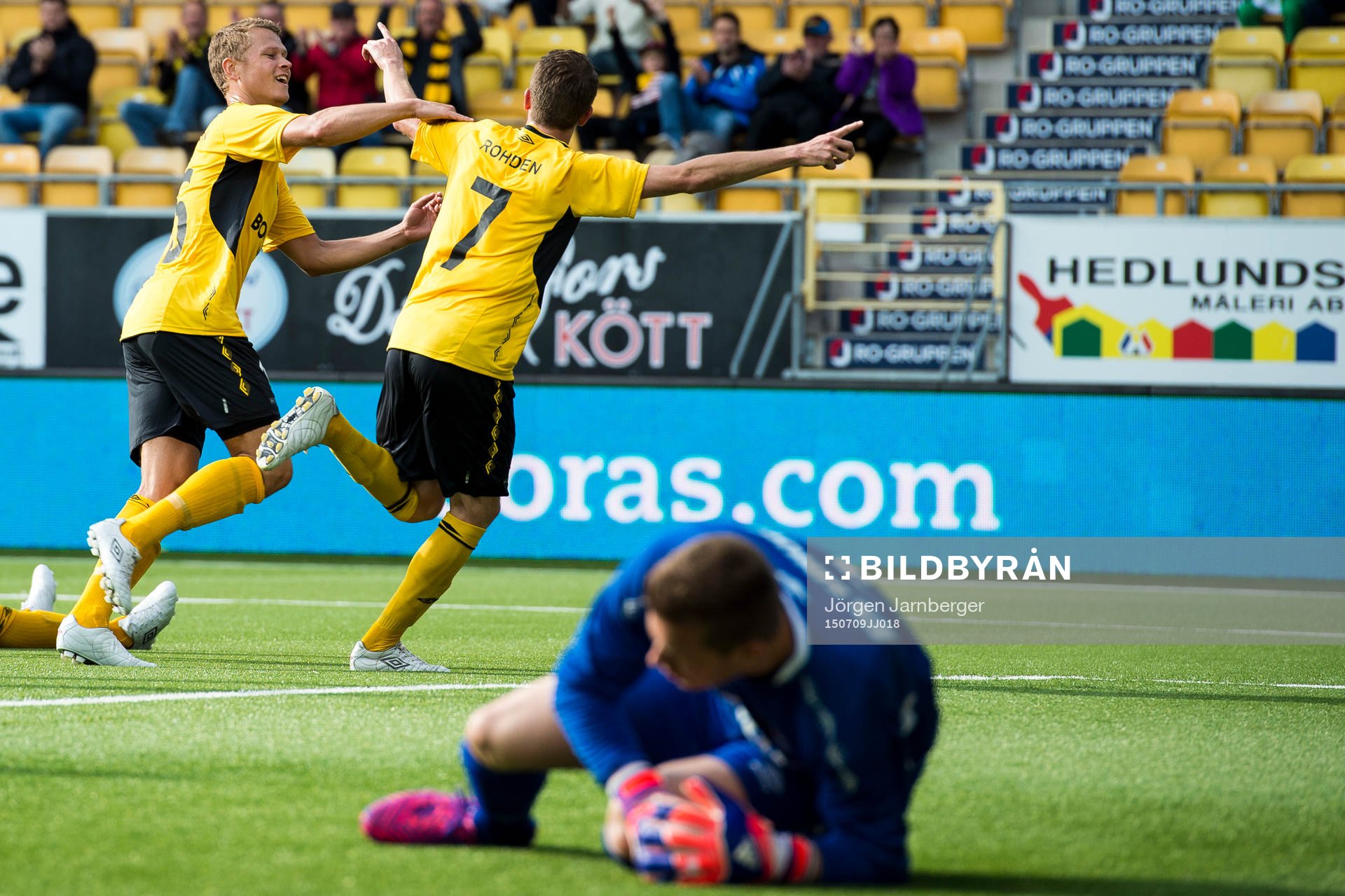 Elfsborgs Marcus Rohdén (rygg mot kameran) jublar ihop med