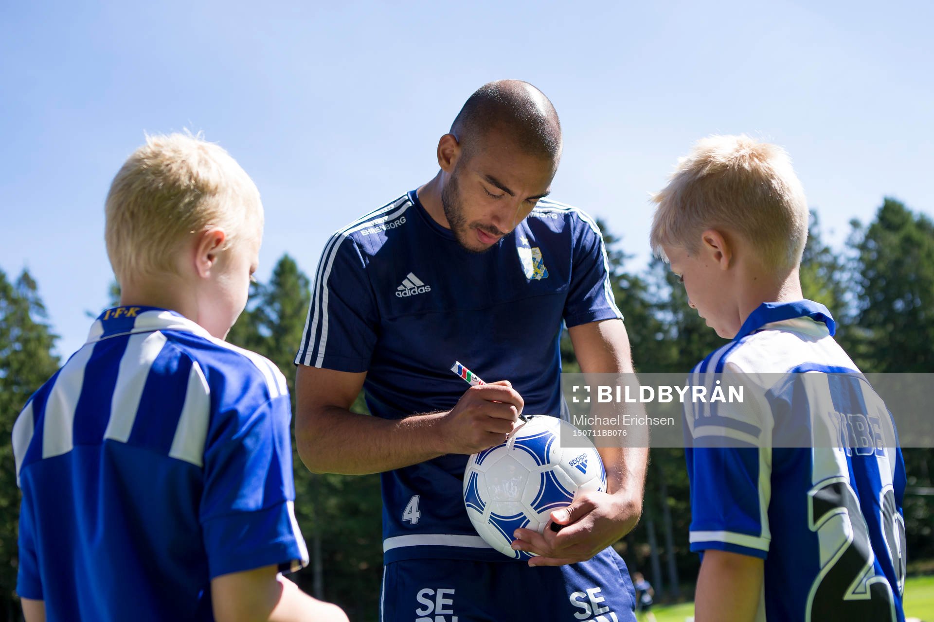 IFK Göteborgs Haitam Aleesami skriver autografer efter en fotbollsträning med IFK Göteborg den 11 juli 2015 i Göteborg.