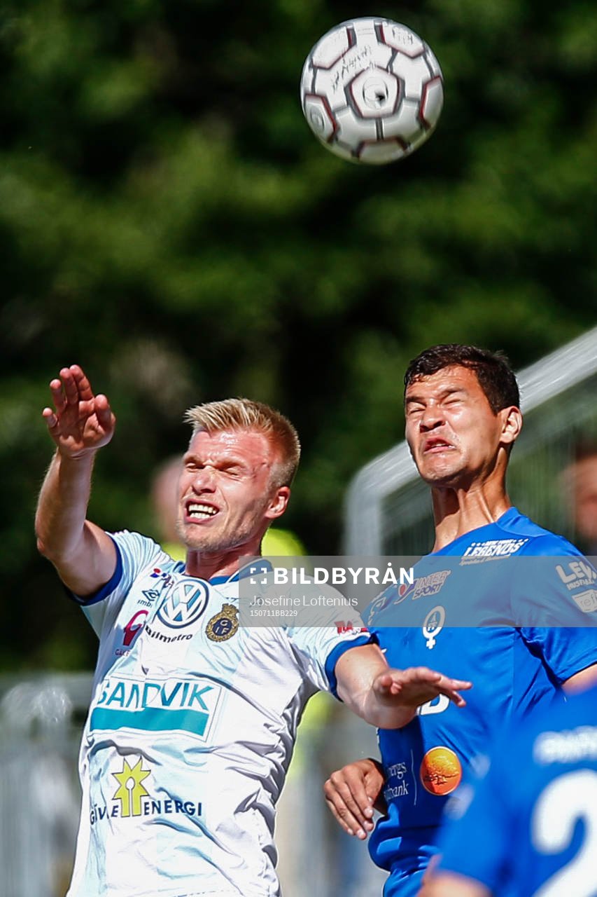 Gefles Robin Nilsson och Åtvidabergs Mauricio Albornoz i en nickduell under fotbollsmatchen i Allsvenskan mellan Åtvidaberg och Gefle den 11 juli 2015 i Åtvidaberg.