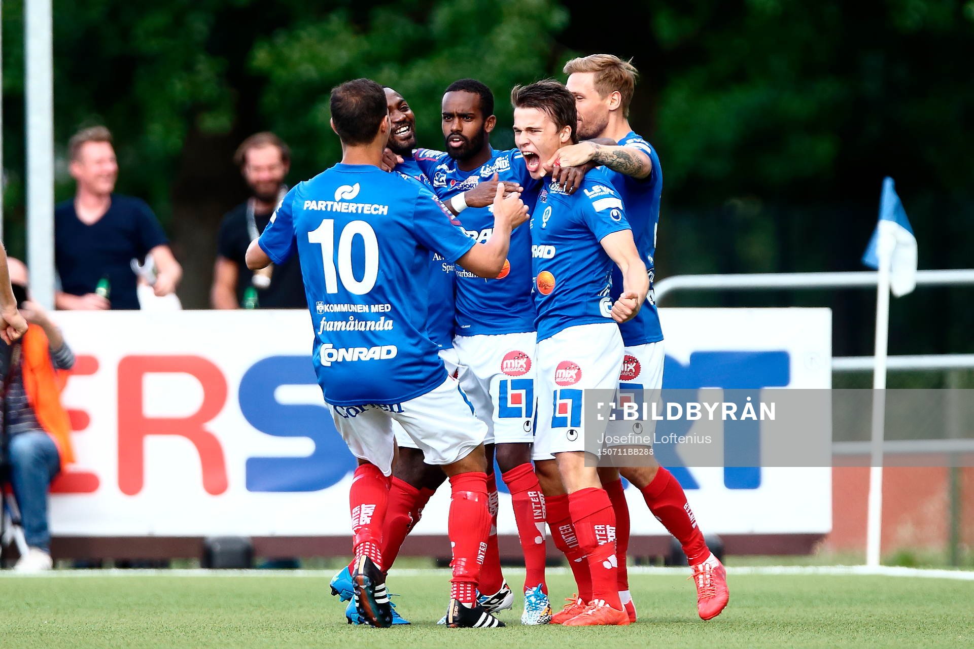 Åtvidabergs Simon Skrabb jublar med sitt lag