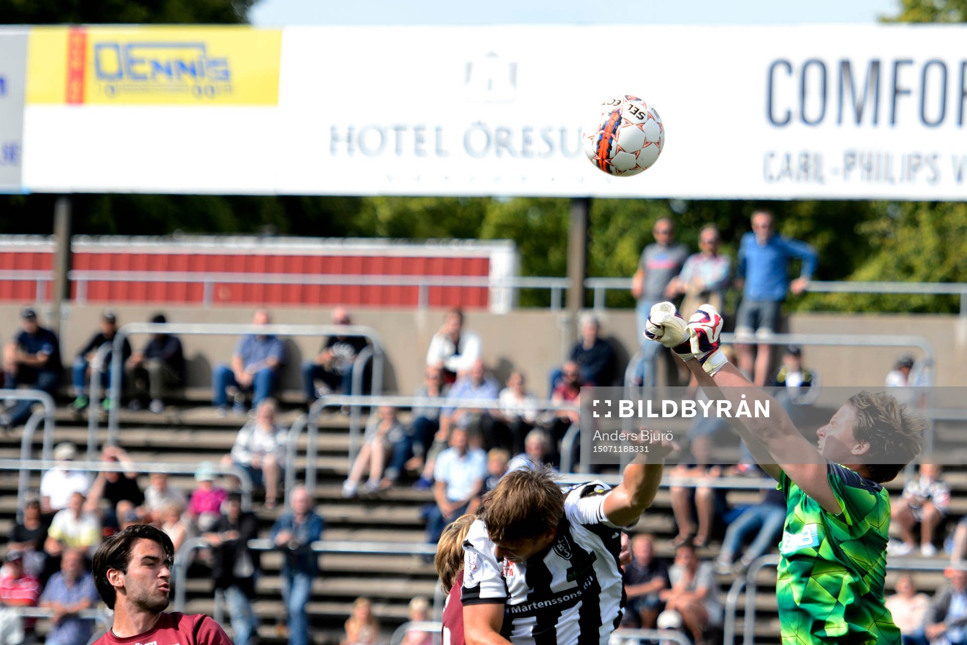 Qvidings målvakt Rasmus Iversen boxar bollen framför