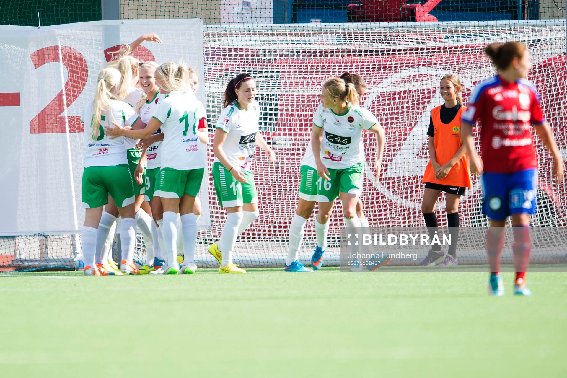 Hammarbys spelare jublar efter att Clara Markstedt gjort 2-2 under fotbollsmatchen i Damallsvenskan mellan Hammarby och Vittsjö den 11 juli 2015 i Stockholm.