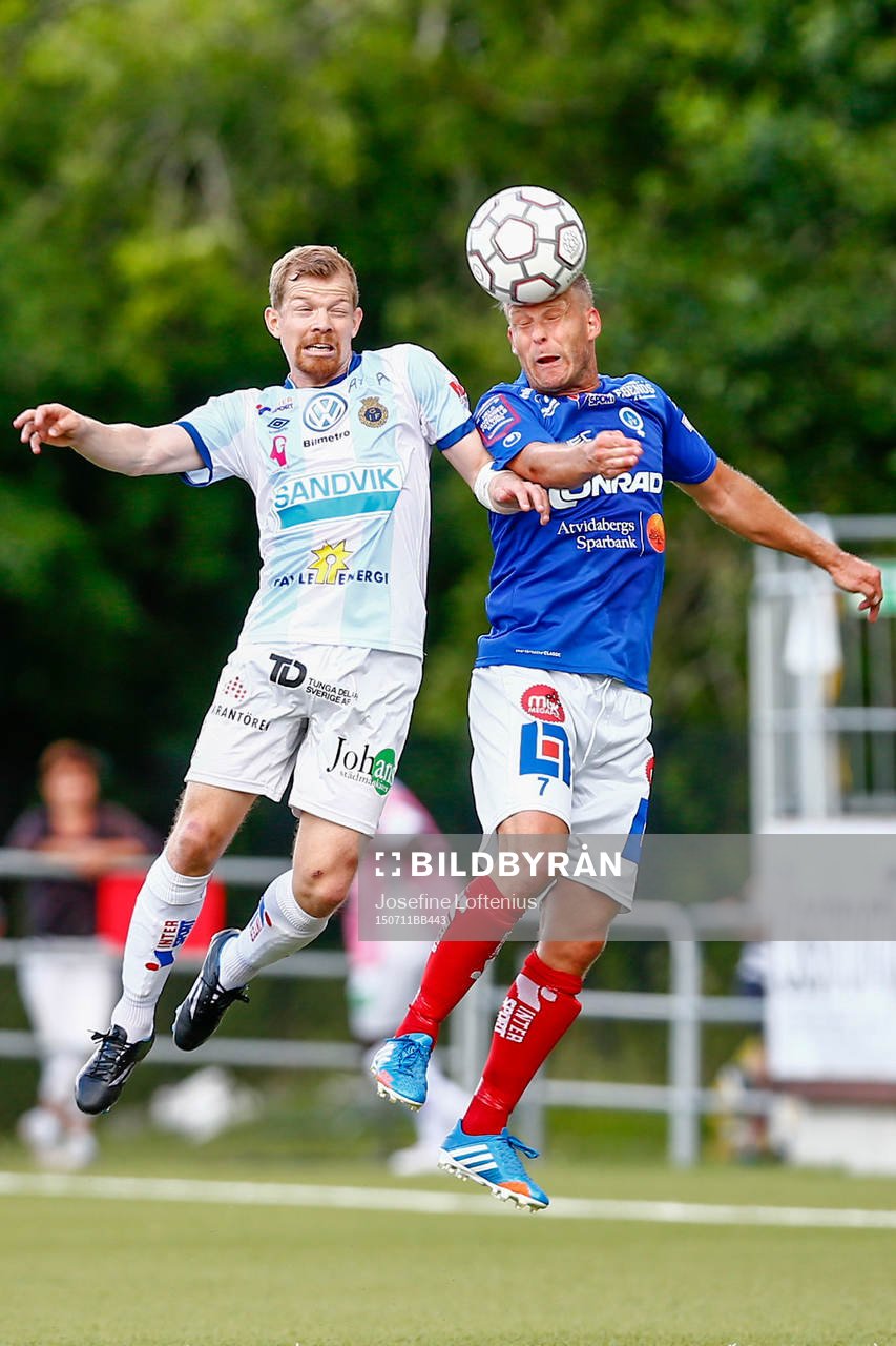 Gefles Jonas Lantto och Åtvidabergs Kristian Bergström i